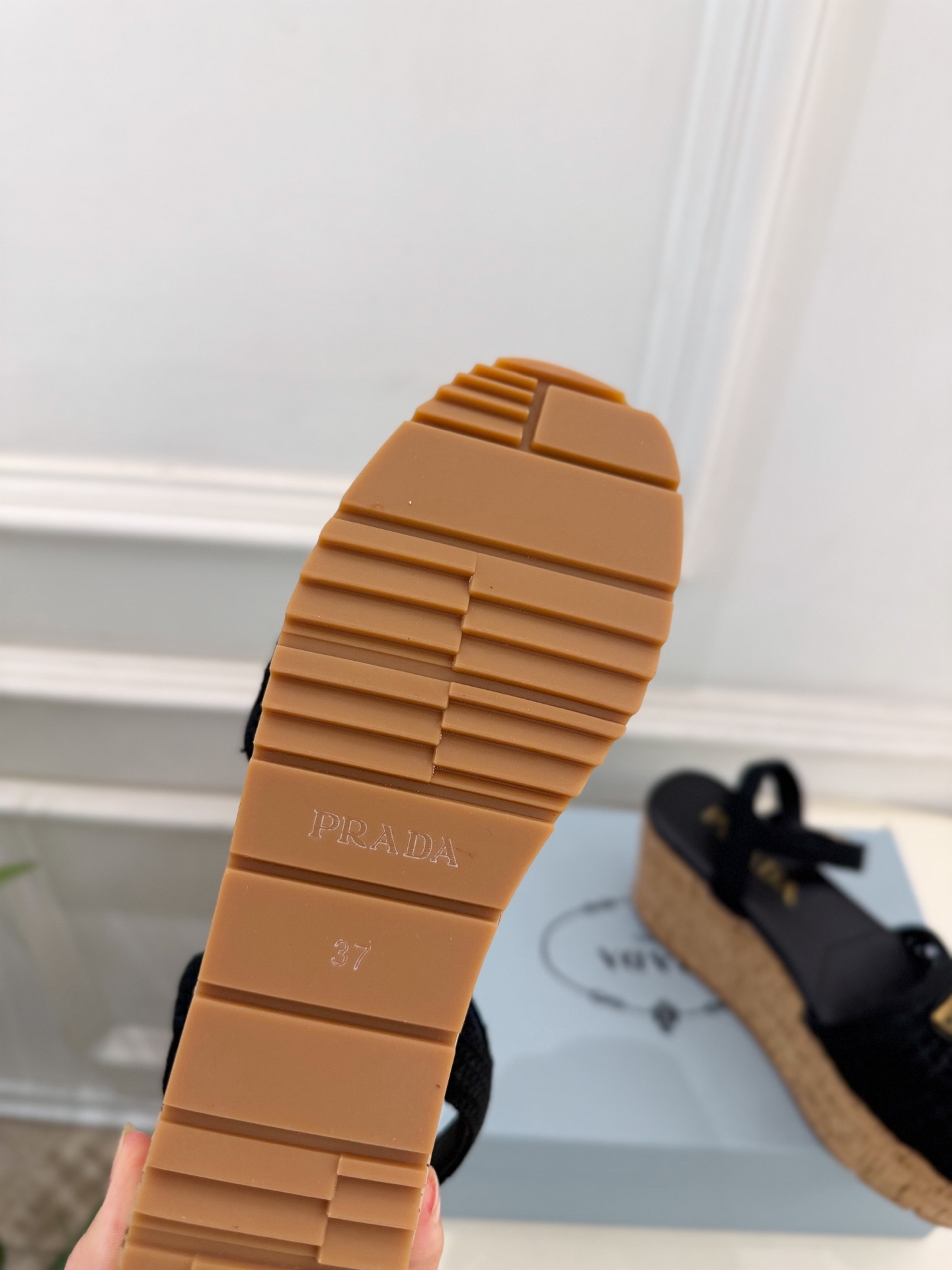 PRADA 普拉达 26𝐬𝐬 🌈2026春夏新品 专柜走秀款 经典三角标镂空编织坡跟厚底凉鞋 系列〰 ◽鞋面:原版高 PRADA 普拉达 26𝐬𝐬 🌈2026春夏新品 专柜走秀款 经典三角标镂空编织坡跟厚底凉鞋 系列〰 ◽鞋面:原版高