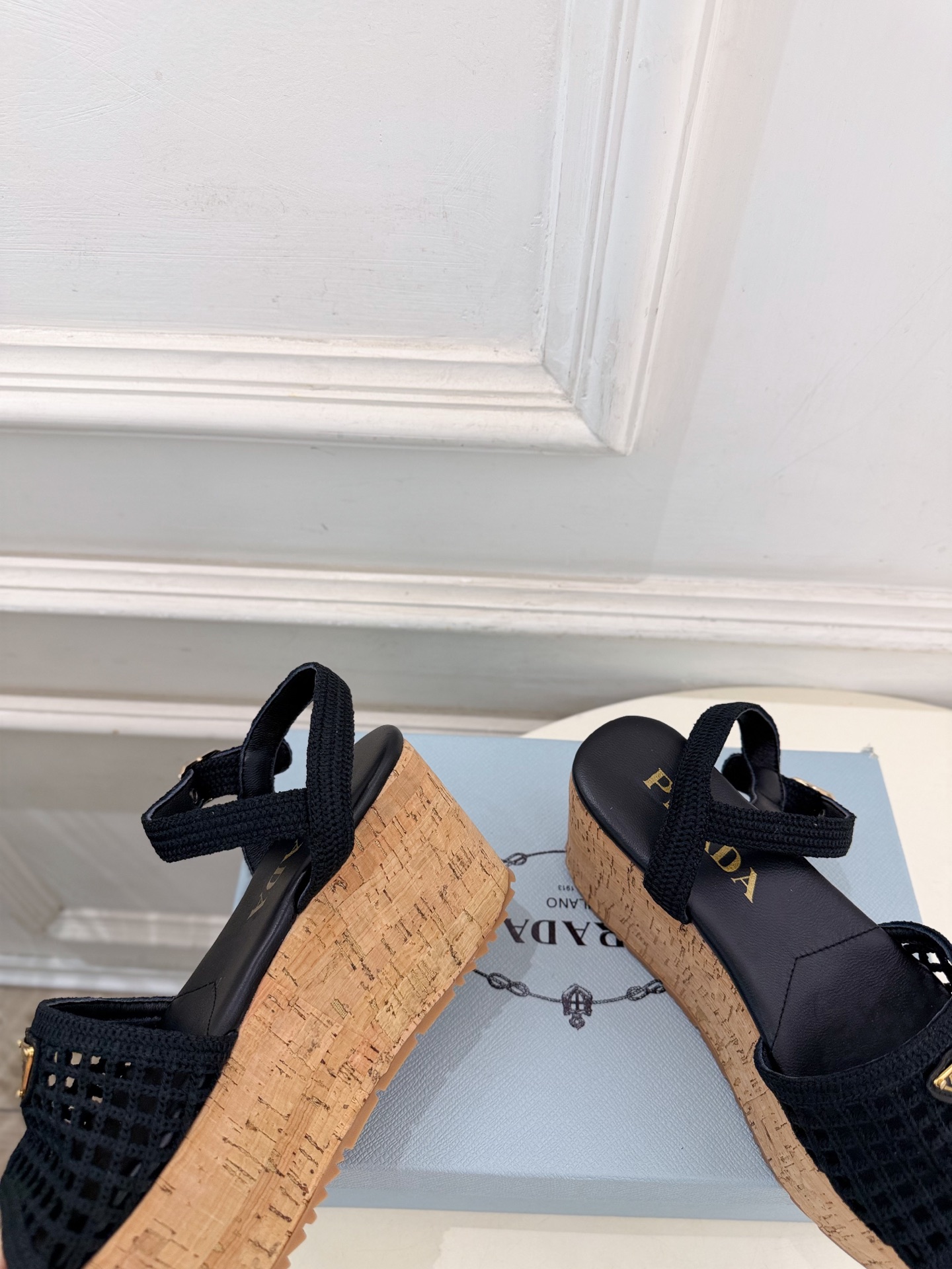 PRADA 普拉达 26𝐬𝐬 🌈2026春夏新品 专柜走秀款 经典三角标镂空编织坡跟厚底凉鞋 系列〰 ◽鞋面:原版高 PRADA 普拉达 26𝐬𝐬 🌈2026春夏新品 专柜走秀款 经典三角标镂空编织坡跟厚底凉鞋 系列〰 ◽鞋面:原版高