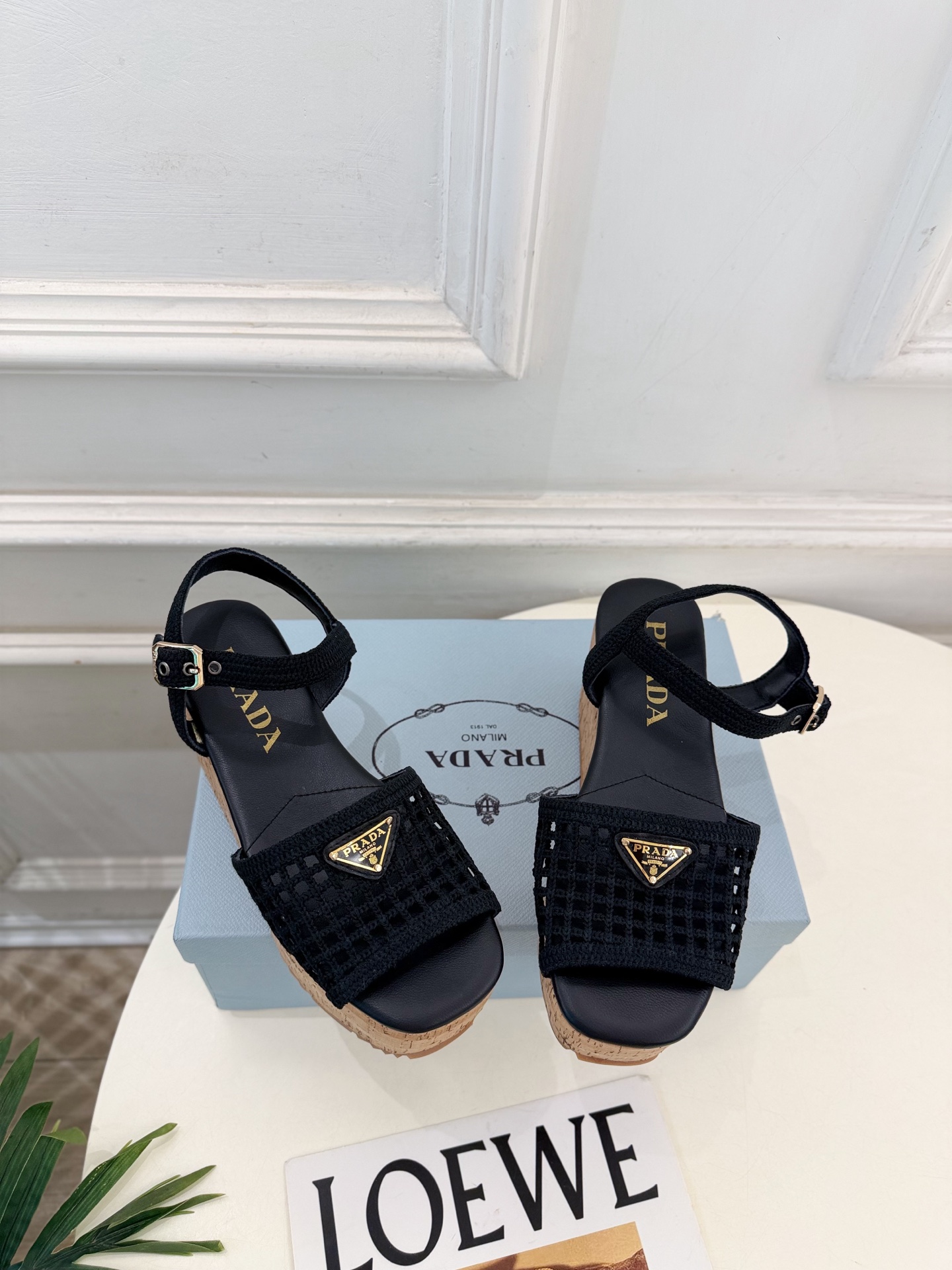 PRADA 普拉达 26𝐬𝐬 🌈2026春夏新品 专柜走秀款 经典三角标镂空编织坡跟厚底凉鞋 系列〰 ◽鞋面:原版高 PRADA 普拉达 26𝐬𝐬 🌈2026春夏新品 专柜走秀款 经典三角标镂空编织坡跟厚底凉鞋 系列〰 ◽鞋面:原版高