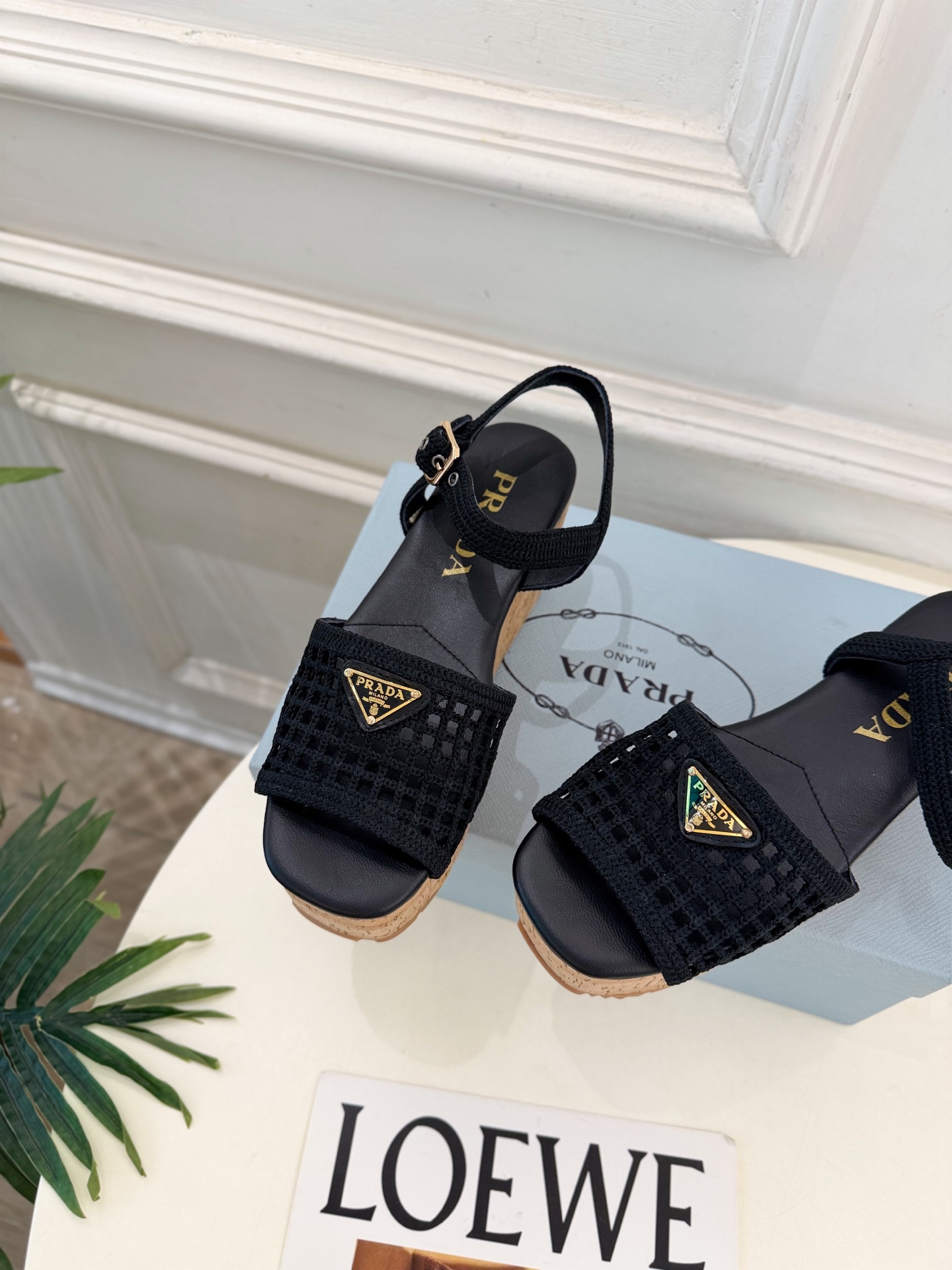 PRADA 普拉达 26𝐬𝐬 🌈2026春夏新品 专柜走秀款 经典三角标镂空编织坡跟厚底凉鞋 系列〰 ◽鞋面:原版高 PRADA 普拉达 26𝐬𝐬 🌈2026春夏新品 专柜走秀款 经典三角标镂空编织坡跟厚底凉鞋 系列〰 ◽鞋面:原版高