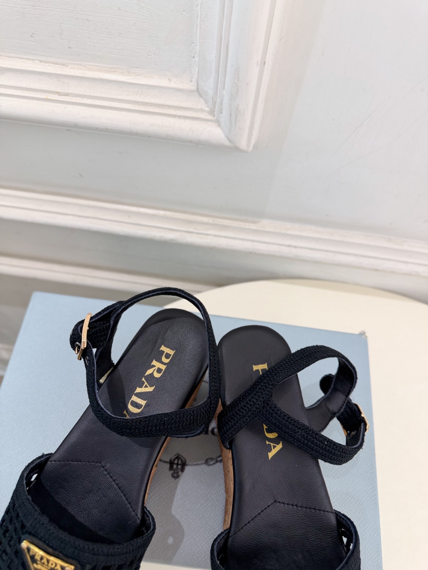 PRADA 普拉达 26𝐬𝐬 🌈2026春夏新品 专柜走秀款 经典三角标镂空编织坡跟厚底凉鞋 系列〰 ◽鞋面:原版高 PRADA 普拉达 26𝐬𝐬 🌈2026春夏新品 专柜走秀款 经典三角标镂空编织坡跟厚底凉鞋 系列〰 ◽鞋面:原版高