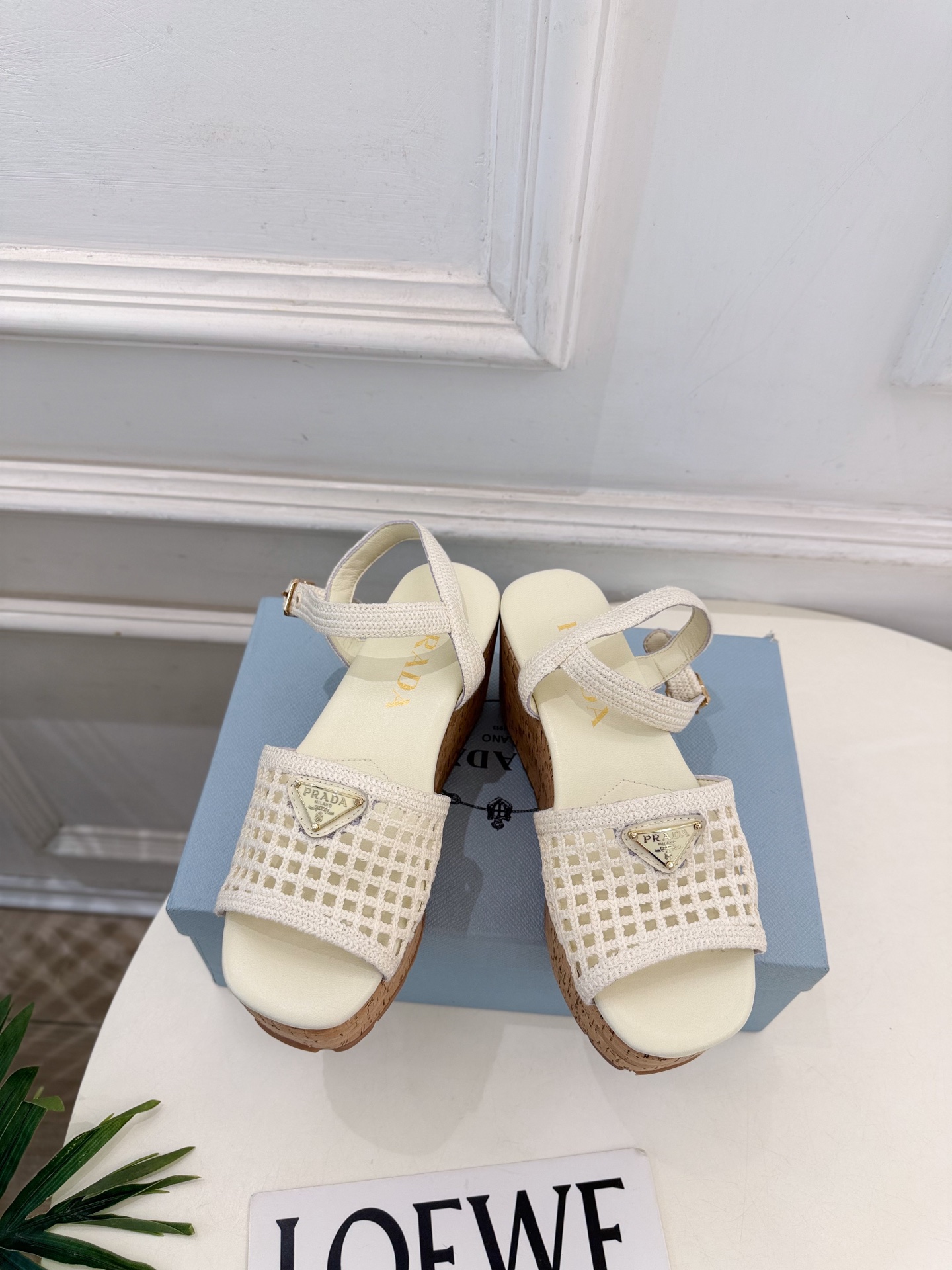 PRADA 普拉达 26𝐬𝐬 🌈2026春夏新品 专柜走秀款 经典三角标镂空编织坡跟厚底凉鞋 系列〰 ◽鞋面:原版高 PRADA 普拉达 26𝐬𝐬 🌈2026春夏新品 专柜走秀款 经典三角标镂空编织坡跟厚底凉鞋 系列〰 ◽鞋面:原版高