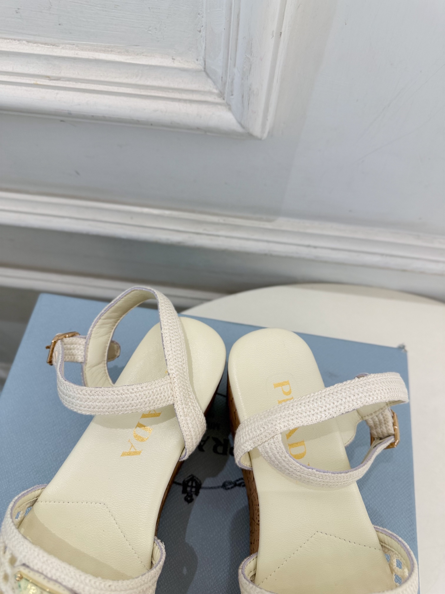 PRADA 普拉达 26𝐬𝐬 🌈2026春夏新品 专柜走秀款 经典三角标镂空编织坡跟厚底凉鞋 系列〰 ◽鞋面:原版高 PRADA 普拉达 26𝐬𝐬 🌈2026春夏新品 专柜走秀款 经典三角标镂空编织坡跟厚底凉鞋 系列〰 ◽鞋面:原版高