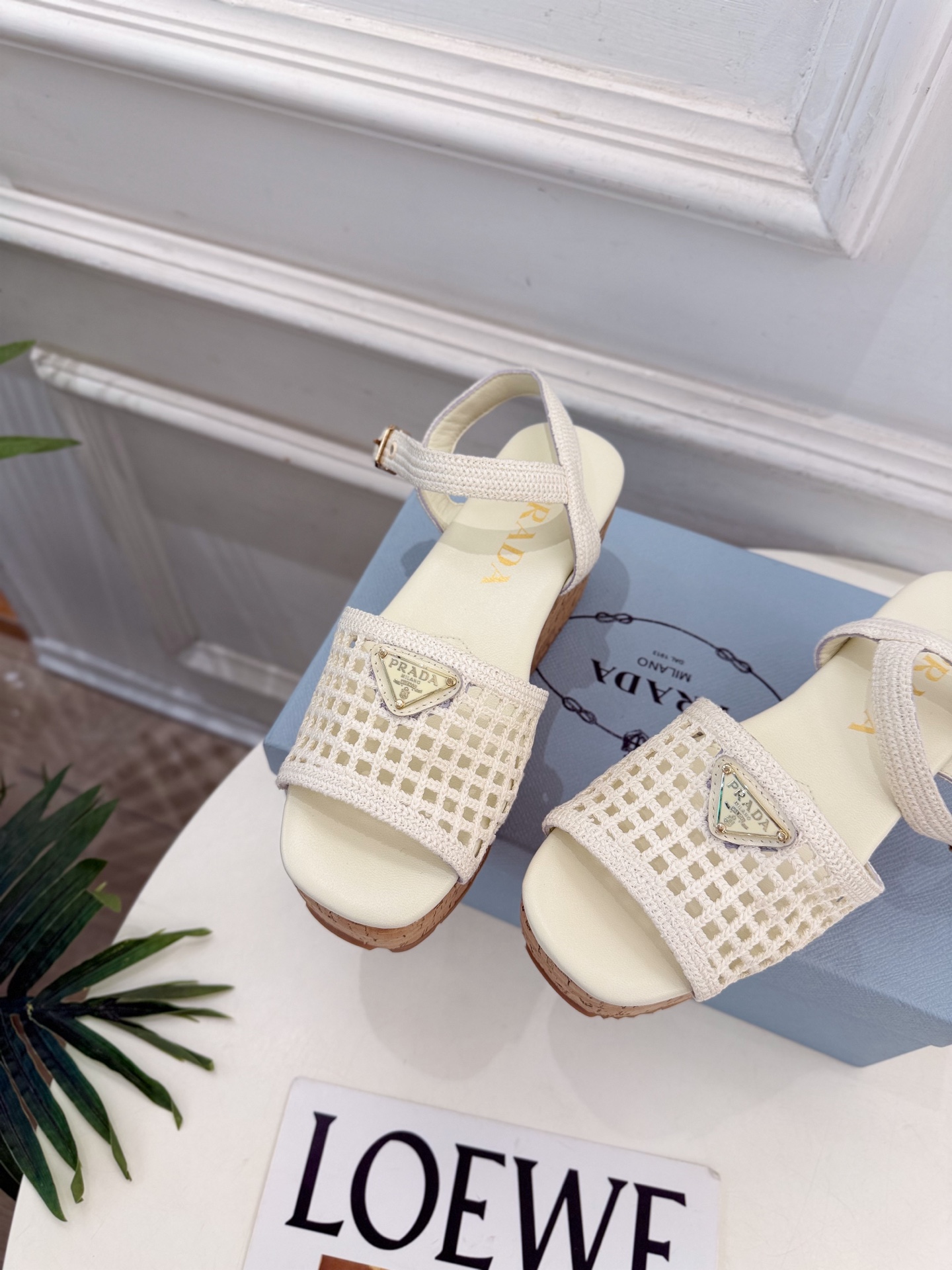 PRADA 普拉达 26𝐬𝐬 🌈2026春夏新品 专柜走秀款 经典三角标镂空编织坡跟厚底凉鞋 系列〰 ◽鞋面:原版高 PRADA 普拉达 26𝐬𝐬 🌈2026春夏新品 专柜走秀款 经典三角标镂空编织坡跟厚底凉鞋 系列〰 ◽鞋面:原版高