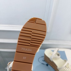 PRADA 普拉达 26𝐬𝐬 🌈2026春夏新品 专柜走秀款 经典三角标镂空编织坡跟厚底凉鞋 系列〰 ◽鞋面:原版高 PRADA 普拉达 26𝐬𝐬 🌈2026春夏新品 专柜走秀款 经典三角标镂空编织坡跟厚底凉鞋 系列〰 ◽鞋面:原版高