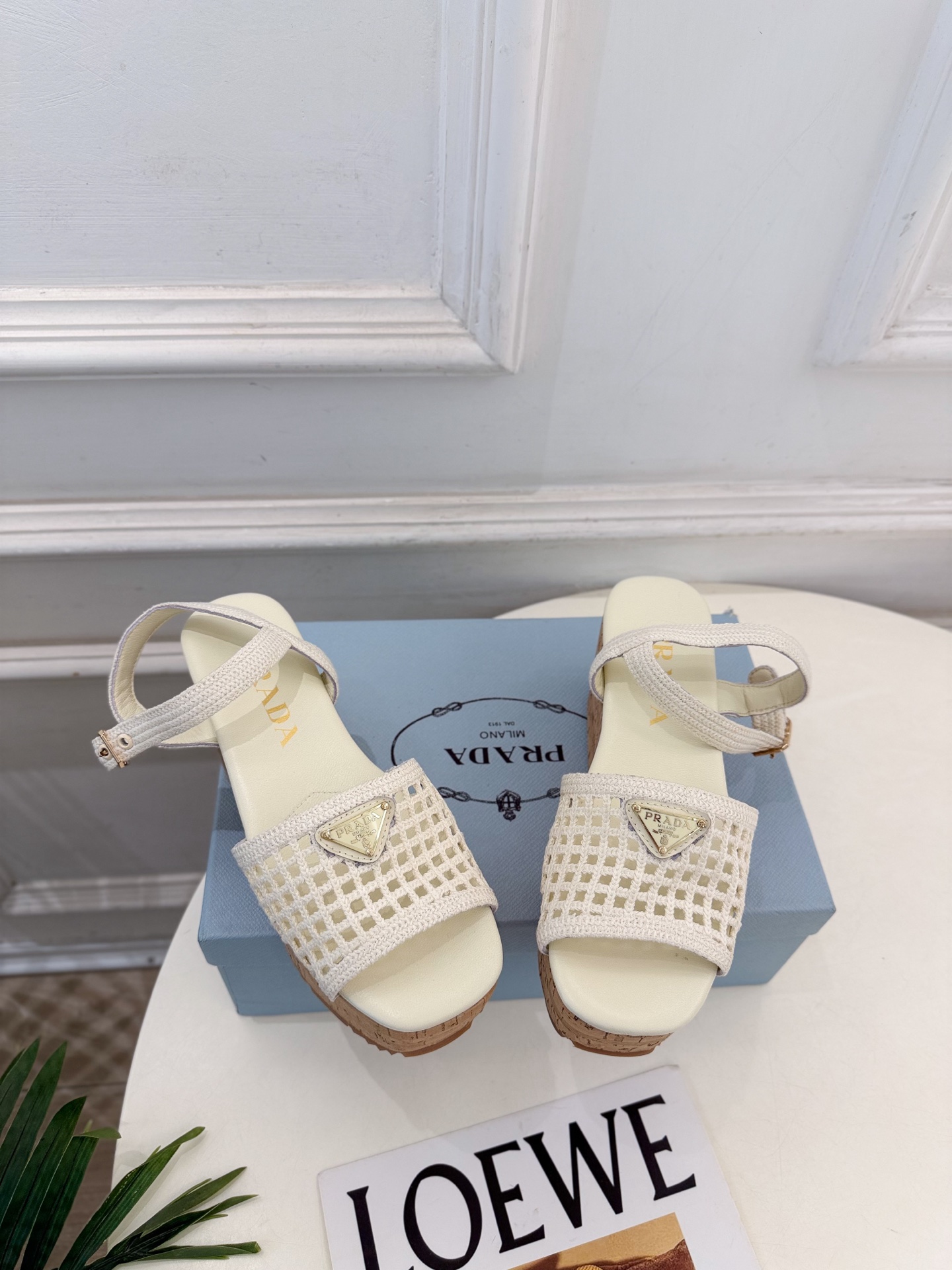 PRADA 普拉达 26𝐬𝐬 🌈2026春夏新品 专柜走秀款 经典三角标镂空编织坡跟厚底凉鞋 系列〰 ◽鞋面:原版高 PRADA 普拉达 26𝐬𝐬 🌈2026春夏新品 专柜走秀款 经典三角标镂空编织坡跟厚底凉鞋 系列〰 ◽鞋面:原版高