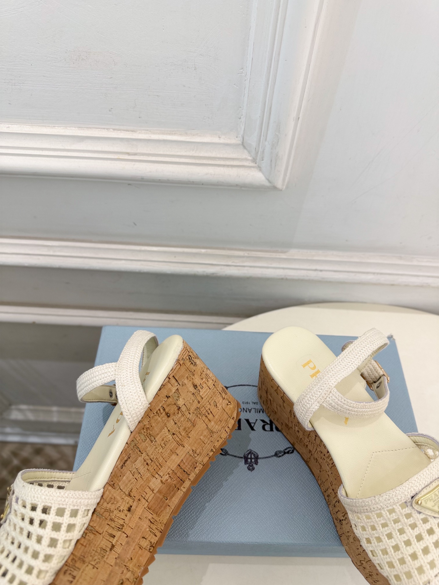 PRADA 普拉达 26𝐬𝐬 🌈2026春夏新品 专柜走秀款 经典三角标镂空编织坡跟厚底凉鞋 系列〰 ◽鞋面:原版高 PRADA 普拉达 26𝐬𝐬 🌈2026春夏新品 专柜走秀款 经典三角标镂空编织坡跟厚底凉鞋 系列〰 ◽鞋面:原版高