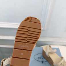 PRADA 普拉达 26𝐬𝐬 🌈2026春夏新品 专柜走秀款 经典三角标镂空编织坡跟厚底凉鞋 系列〰 ◽鞋面:原版高 PRADA 普拉达 26𝐬𝐬 🌈2026春夏新品 专柜走秀款 经典三角标镂空编织坡跟厚底凉鞋 系列〰 ◽鞋面:原版高