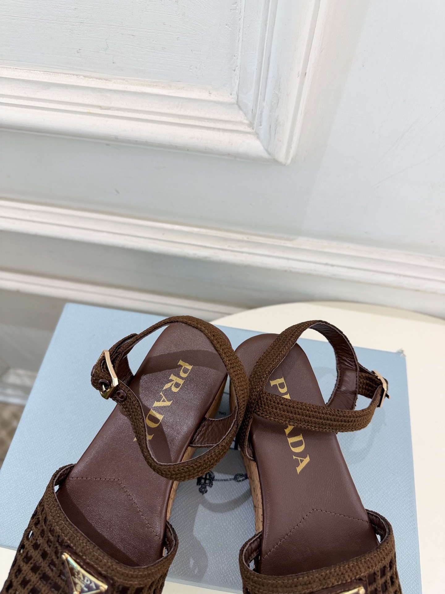 PRADA 普拉达 26𝐬𝐬 🌈2026春夏新品 专柜走秀款 经典三角标镂空编织坡跟厚底凉鞋 系列〰 ◽鞋面:原版高 PRADA 普拉达 26𝐬𝐬 🌈2026春夏新品 专柜走秀款 经典三角标镂空编织坡跟厚底凉鞋 系列〰 ◽鞋面:原版高