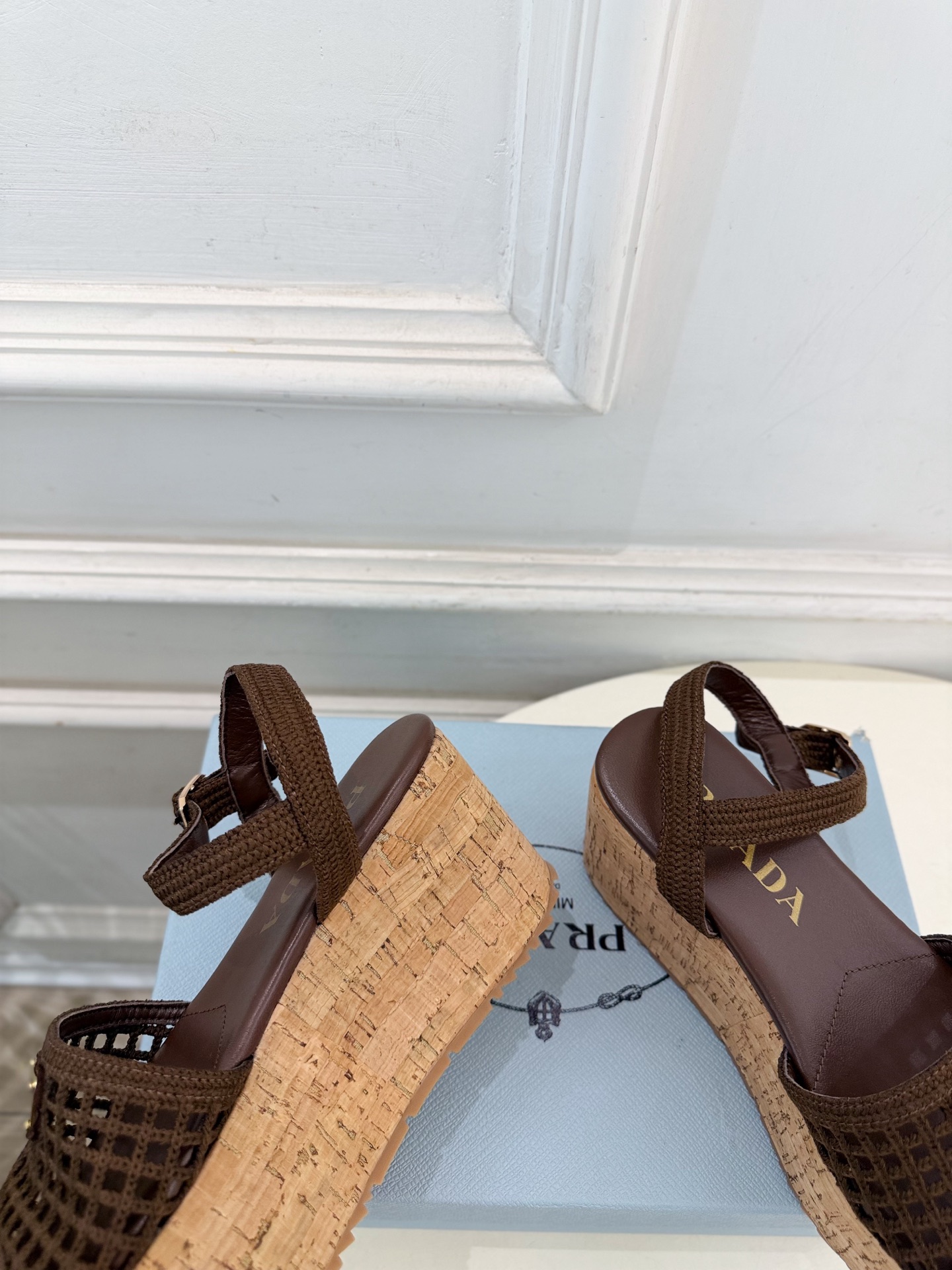 PRADA 普拉达 26𝐬𝐬 🌈2026春夏新品 专柜走秀款 经典三角标镂空编织坡跟厚底凉鞋 系列〰 ◽鞋面:原版高 PRADA 普拉达 26𝐬𝐬 🌈2026春夏新品 专柜走秀款 经典三角标镂空编织坡跟厚底凉鞋 系列〰 ◽鞋面:原版高