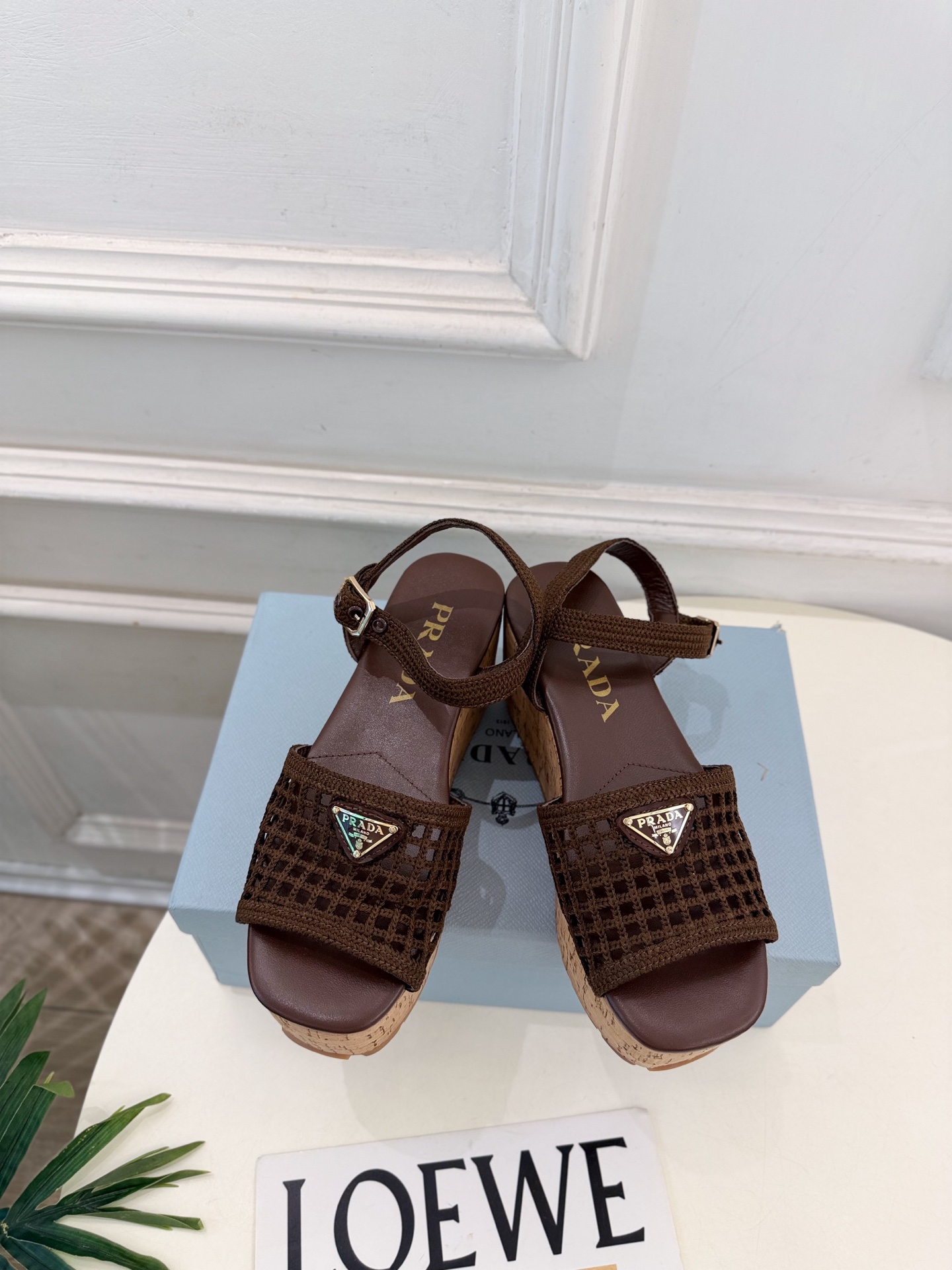 PRADA 普拉达 26𝐬𝐬 🌈2026春夏新品 专柜走秀款 经典三角标镂空编织坡跟厚底凉鞋 系列〰 ◽鞋面:原版高 PRADA 普拉达 26𝐬𝐬 🌈2026春夏新品 专柜走秀款 经典三角标镂空编织坡跟厚底凉鞋 系列〰 ◽鞋面:原版高