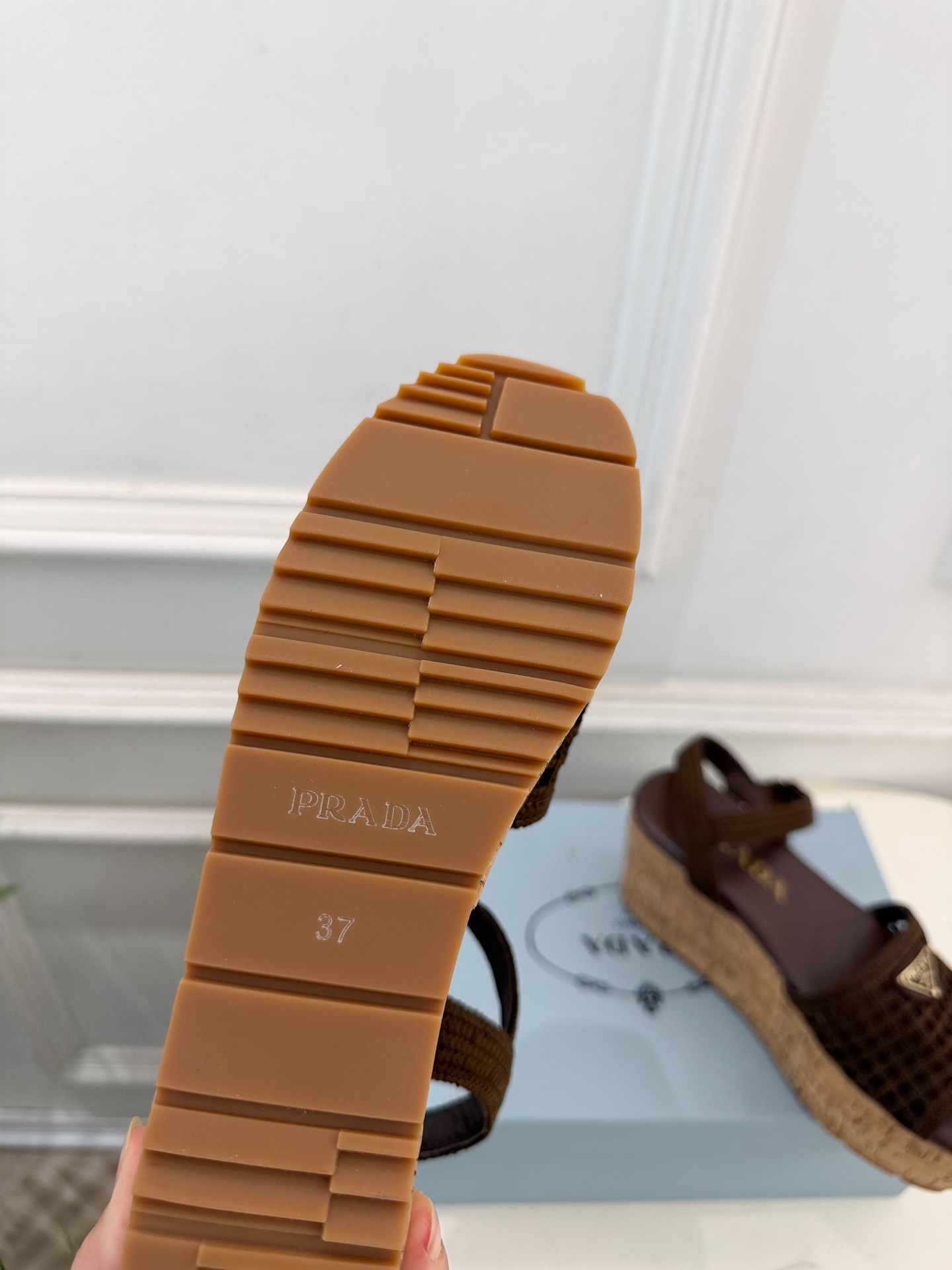 PRADA 普拉达 26𝐬𝐬 🌈2026春夏新品 专柜走秀款 经典三角标镂空编织坡跟厚底凉鞋 系列〰 ◽鞋面:原版高 PRADA 普拉达 26𝐬𝐬 🌈2026春夏新品 专柜走秀款 经典三角标镂空编织坡跟厚底凉鞋 系列〰 ◽鞋面:原版高