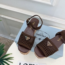 PRADA 普拉达 26𝐬𝐬 🌈2026春夏新品 专柜走秀款 经典三角标镂空编织坡跟厚底凉鞋 系列〰 ◽鞋面:原版高 PRADA 普拉达 26𝐬𝐬 🌈2026春夏新品 专柜走秀款 经典三角标镂空编织坡跟厚底凉鞋 系列〰 ◽鞋面:原版高