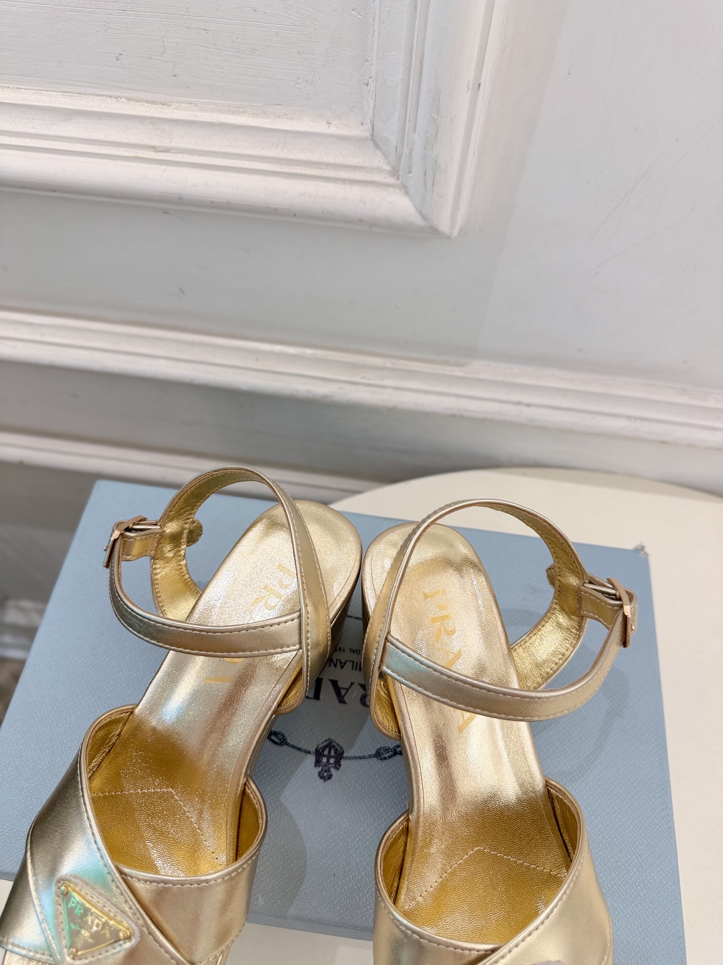 PRADA 普拉达  26𝐬𝐬  🌈2026新品 专柜走秀款 经典三角标交叉带粗跟厚底凉鞋 系列〰 ◽鞋面：原版高定制面