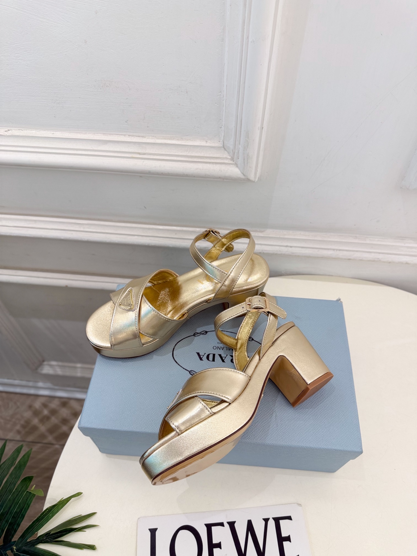 PRADA 普拉达  26𝐬𝐬  🌈2026新品 专柜走秀款 经典三角标交叉带粗跟厚底凉鞋 系列〰 ◽鞋面：原版高定制面