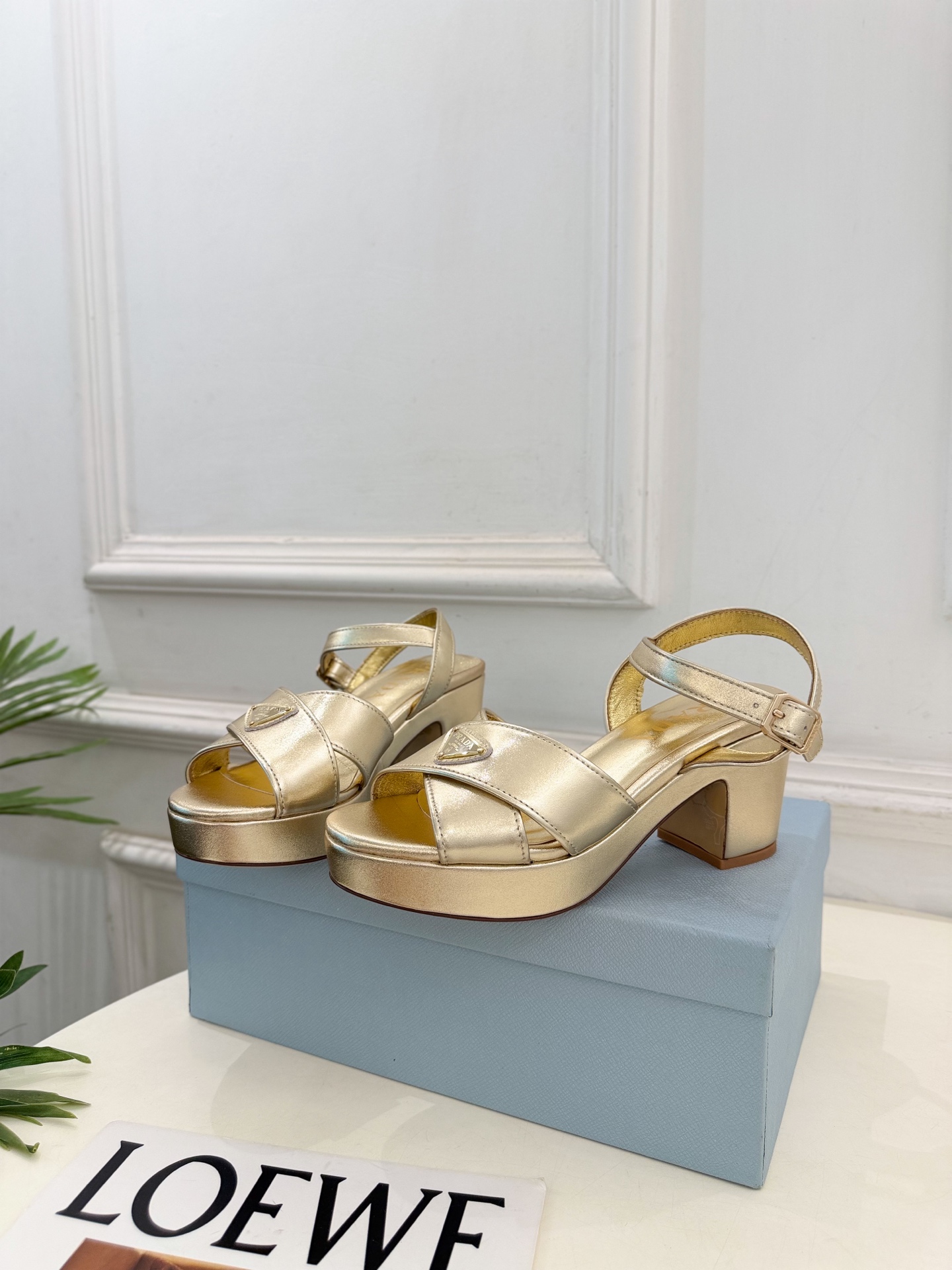PRADA 普拉达  26𝐬𝐬  🌈2026新品 专柜走秀款 经典三角标交叉带粗跟厚底凉鞋 系列〰 ◽鞋面：原版高定制面