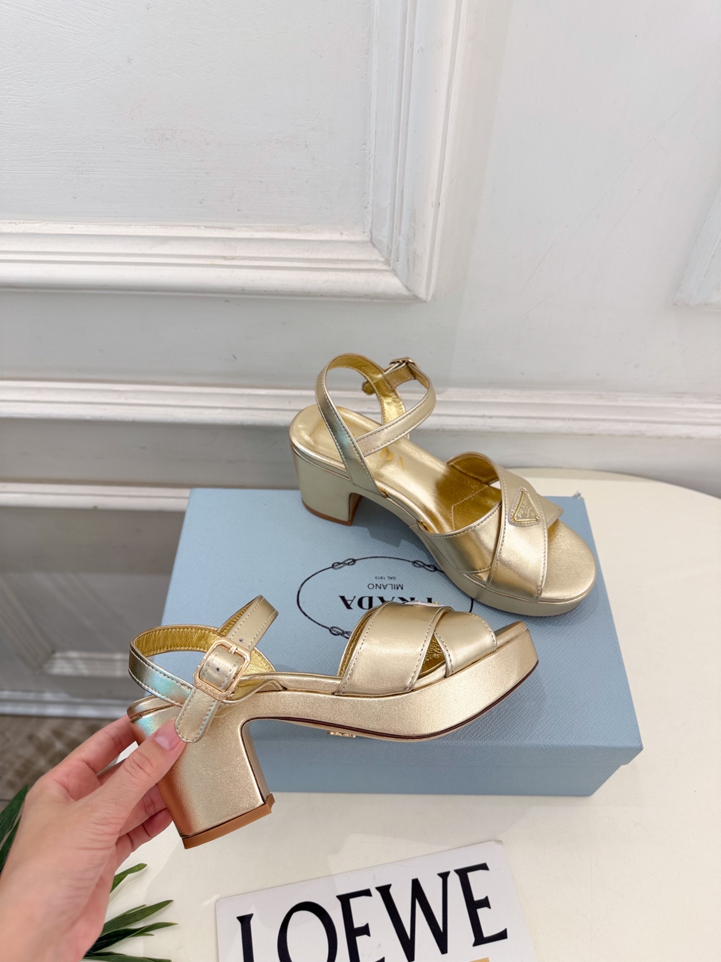PRADA 普拉达  26𝐬𝐬  🌈2026新品 专柜走秀款 经典三角标交叉带粗跟厚底凉鞋 系列〰 ◽鞋面：原版高定制面