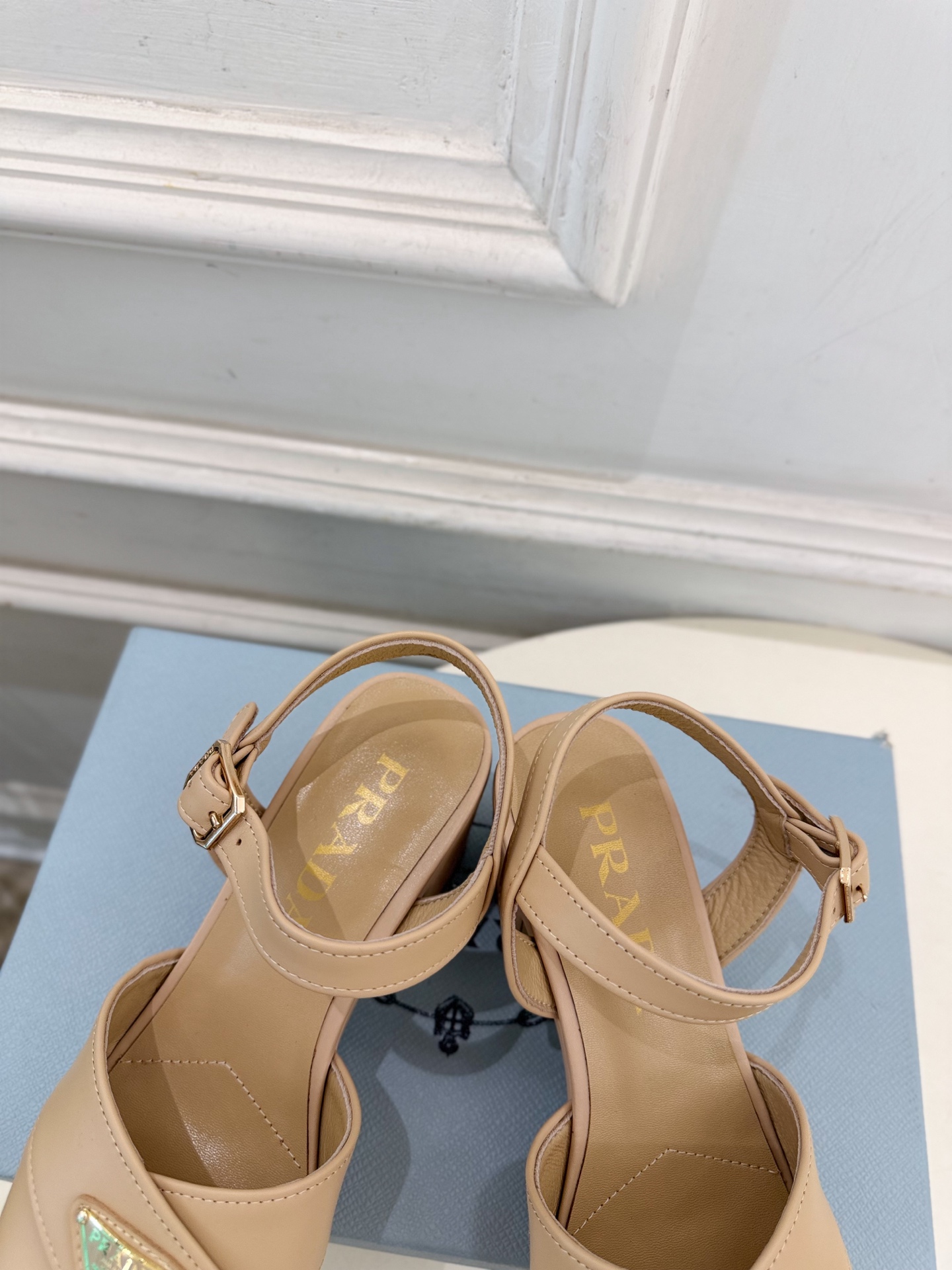 PRADA 普拉达 26𝐬𝐬 🌈2026新品 专柜走秀款 经典三角标交叉带粗跟厚底凉鞋 系列〰 ◽鞋面:原版高定制面 PRADA 普拉达 26𝐬𝐬 🌈2026新品 专柜走秀款 经典三角标交叉带粗跟厚底凉鞋 系列〰 ◽鞋面:原版高定制面