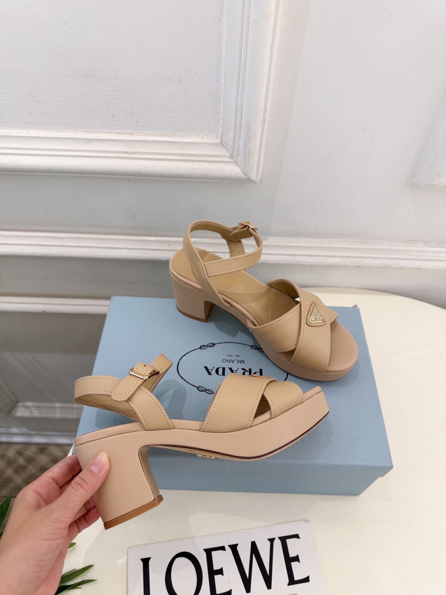 PRADA 普拉达 26𝐬𝐬 🌈2026新品 专柜走秀款 经典三角标交叉带粗跟厚底凉鞋 系列〰 ◽鞋面:原版高定制面 PRADA 普拉达 26𝐬𝐬 🌈2026新品 专柜走秀款 经典三角标交叉带粗跟厚底凉鞋 系列〰 ◽鞋面:原版高定制面