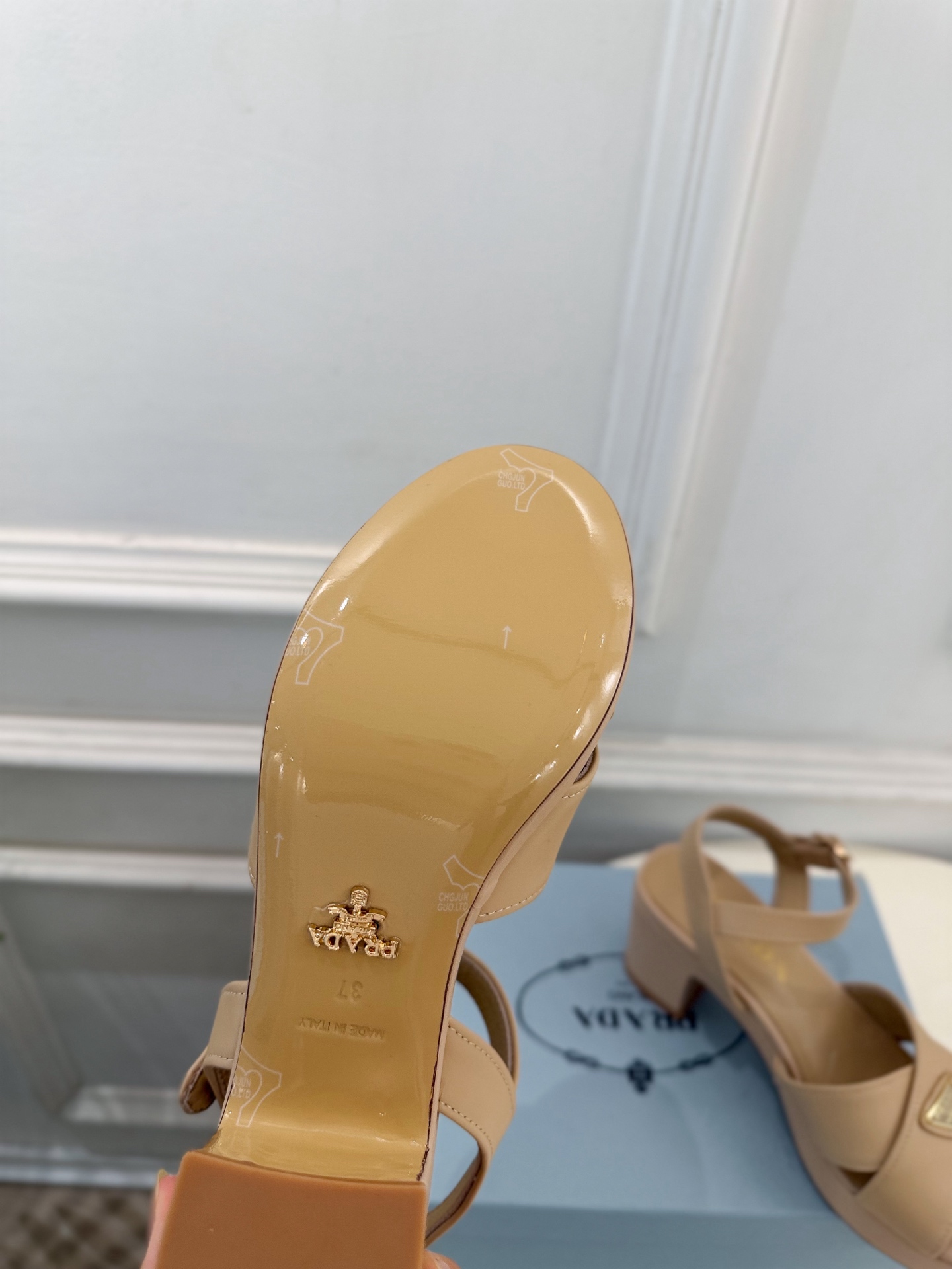 PRADA 普拉达 26𝐬𝐬 🌈2026新品 专柜走秀款 经典三角标交叉带粗跟厚底凉鞋 系列〰 ◽鞋面:原版高定制面 PRADA 普拉达 26𝐬𝐬 🌈2026新品 专柜走秀款 经典三角标交叉带粗跟厚底凉鞋 系列〰 ◽鞋面:原版高定制面
