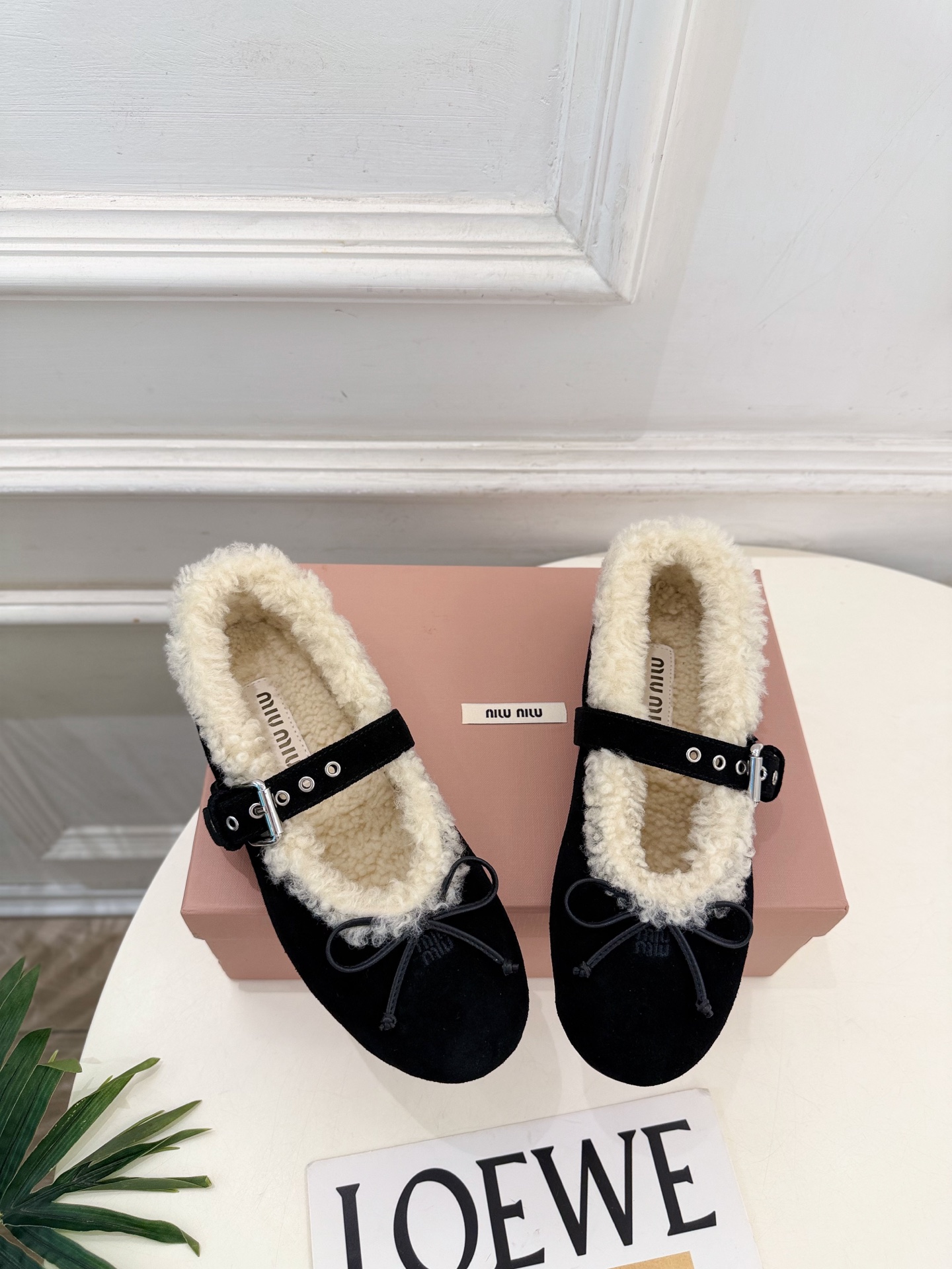 Miu Miu | 缪缪  26𝐬𝐬 🖤2026秋冬新品 专柜主打最新走秀款 蝴蝶结玛丽珍平底毛毛鞋 火爆上新！ 🍒BS