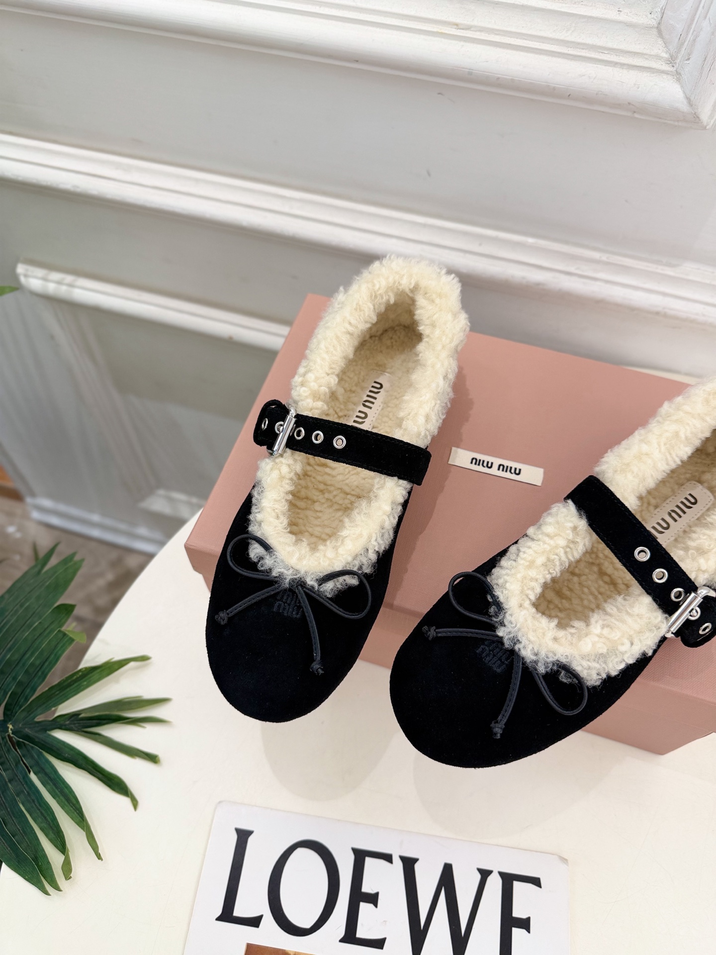 Miu Miu | 缪缪  26𝐬𝐬 🖤2026秋冬新品 专柜主打最新走秀款 蝴蝶结玛丽珍平底毛毛鞋 火爆上新！ 🍒BS
