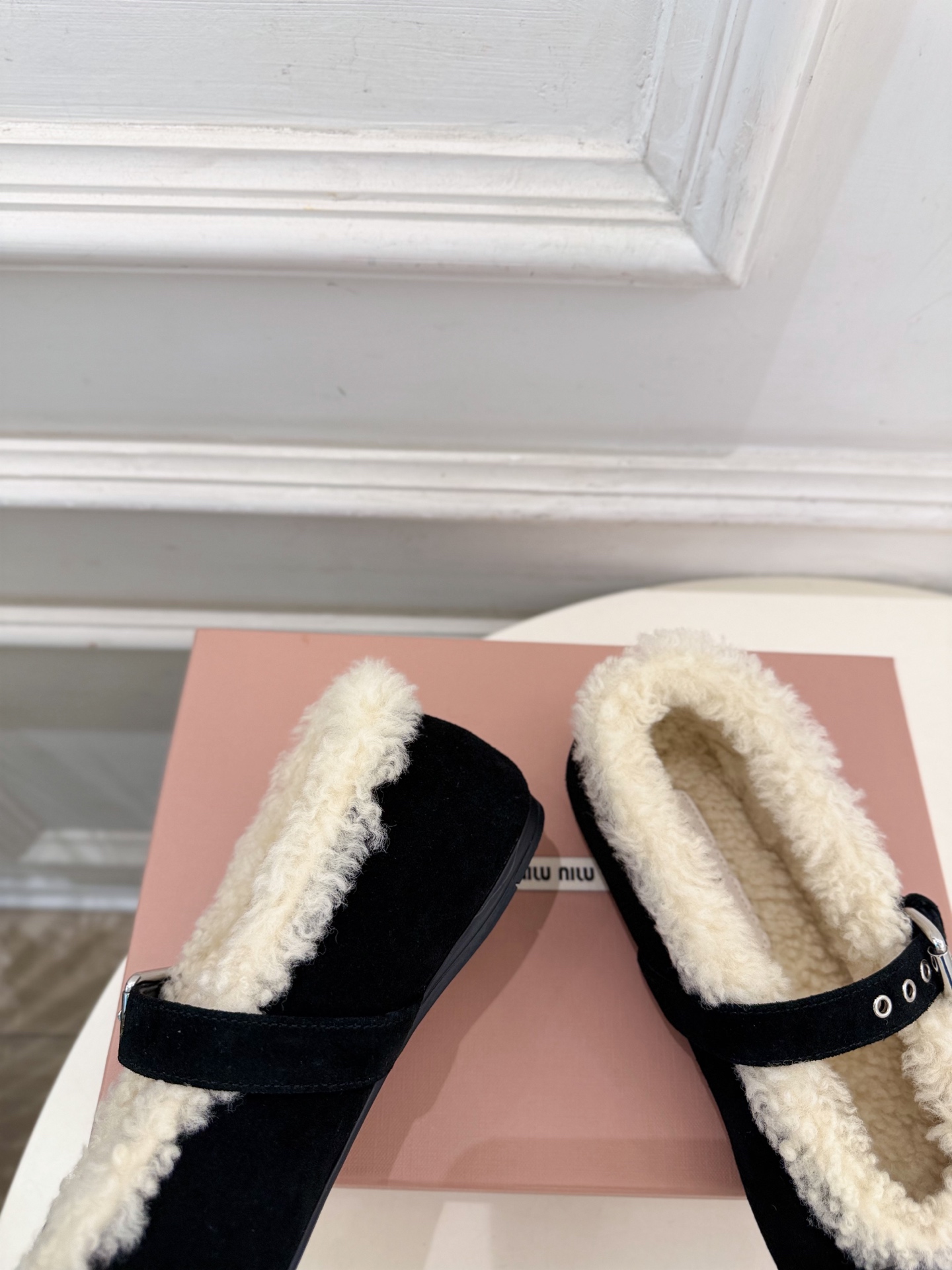 Miu Miu | 缪缪  26𝐬𝐬 🖤2026秋冬新品 专柜主打最新走秀款 蝴蝶结玛丽珍平底毛毛鞋 火爆上新！ 🍒BS