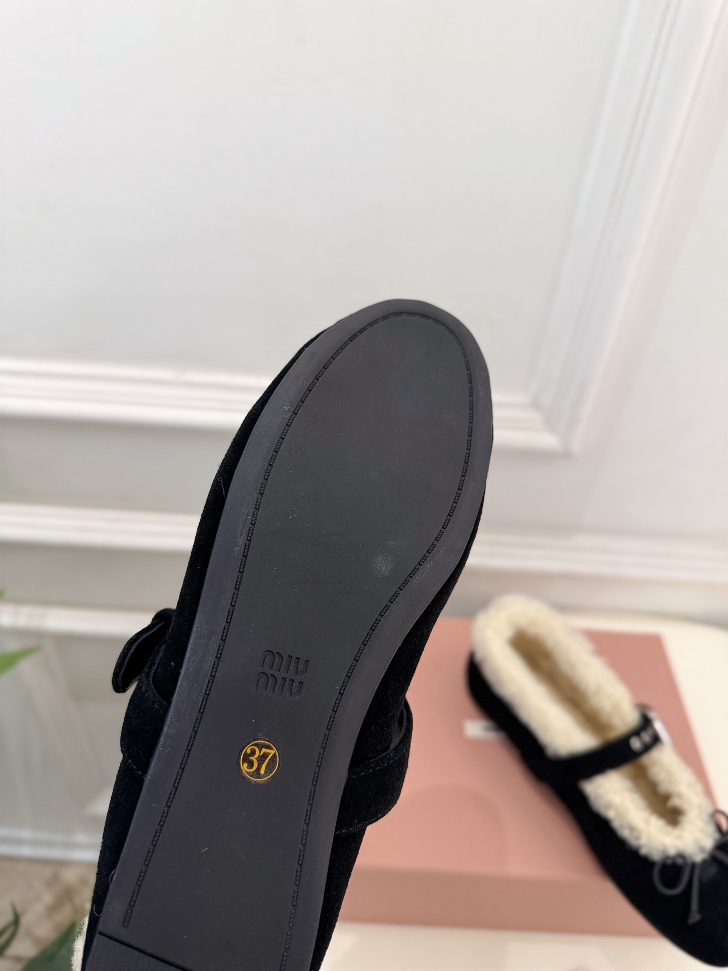 Miu Miu | 缪缪  26𝐬𝐬 🖤2026秋冬新品 专柜主打最新走秀款 蝴蝶结玛丽珍平底毛毛鞋 火爆上新！ 🍒BS