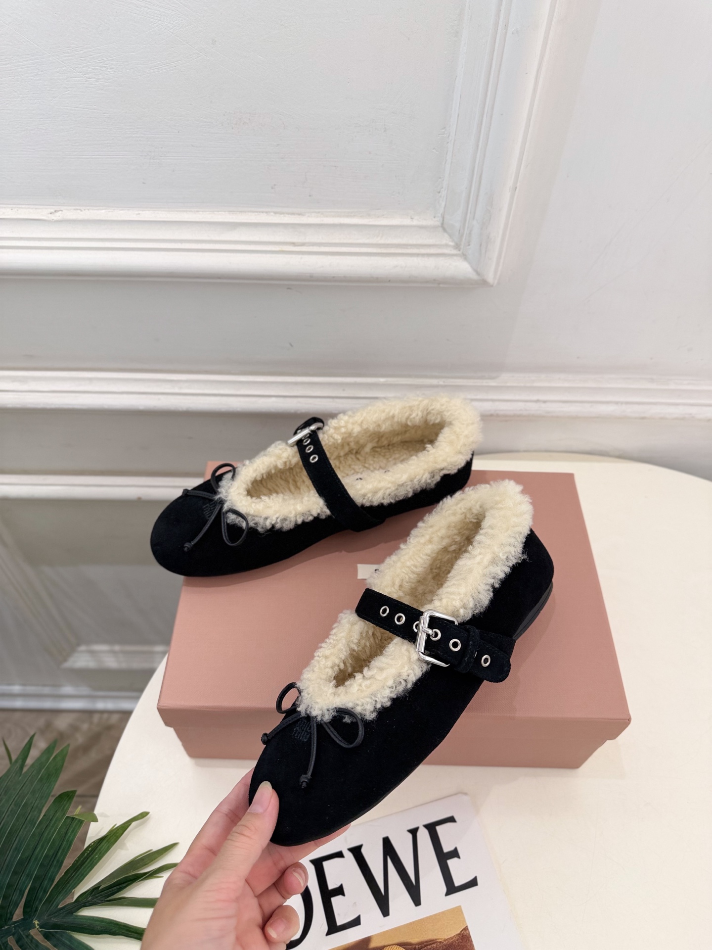 Miu Miu | 缪缪  26𝐬𝐬 🖤2026秋冬新品 专柜主打最新走秀款 蝴蝶结玛丽珍平底毛毛鞋 火爆上新！ 🍒BS