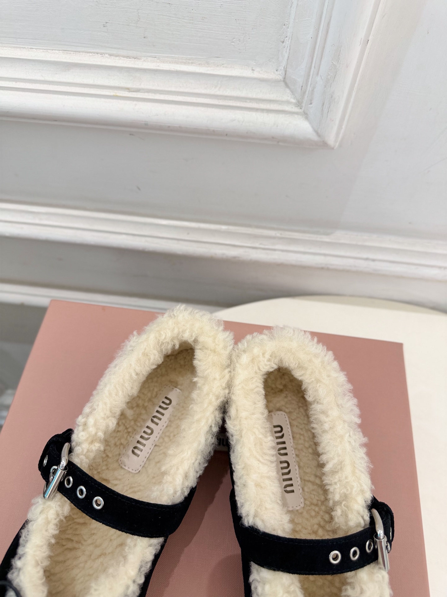Miu Miu | 缪缪  26𝐬𝐬 🖤2026秋冬新品 专柜主打最新走秀款 蝴蝶结玛丽珍平底毛毛鞋 火爆上新！ 🍒BS