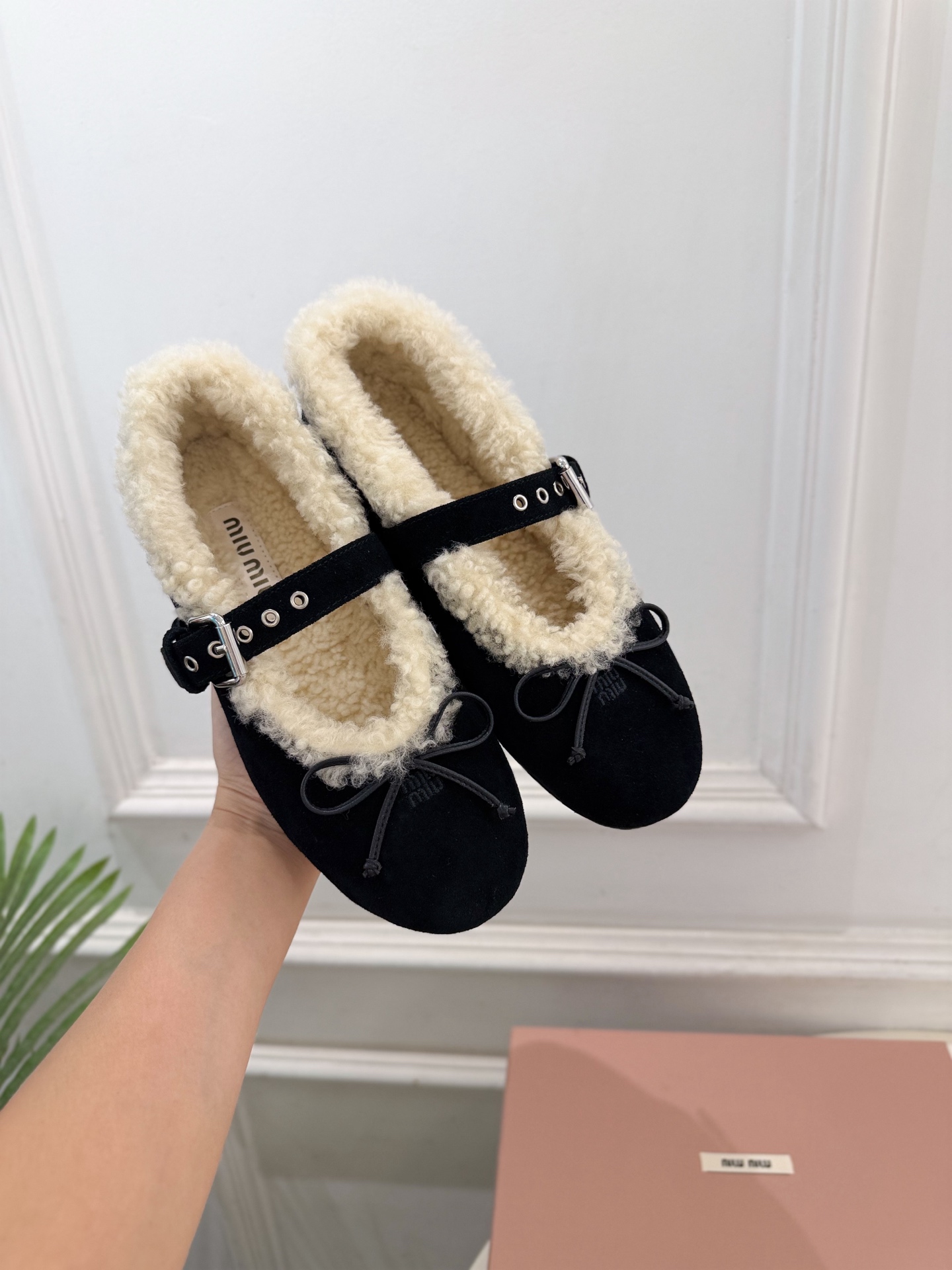Miu Miu | 缪缪  26𝐬𝐬 🖤2026秋冬新品 专柜主打最新走秀款 蝴蝶结玛丽珍平底毛毛鞋 火爆上新！ 🍒BS