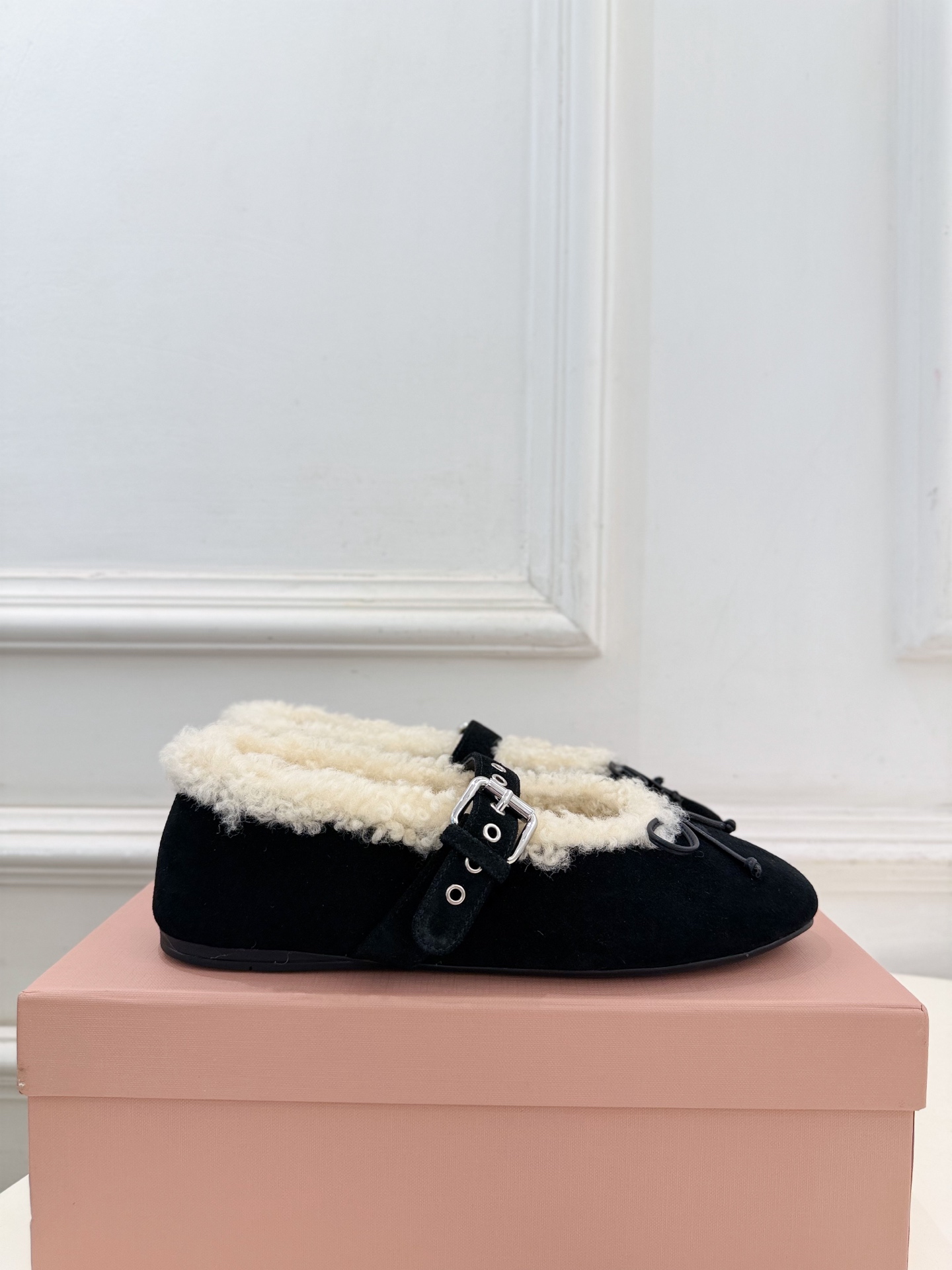 Miu Miu | 缪缪  26𝐬𝐬 🖤2026秋冬新品 专柜主打最新走秀款 蝴蝶结玛丽珍平底毛毛鞋 火爆上新！ 🍒BS