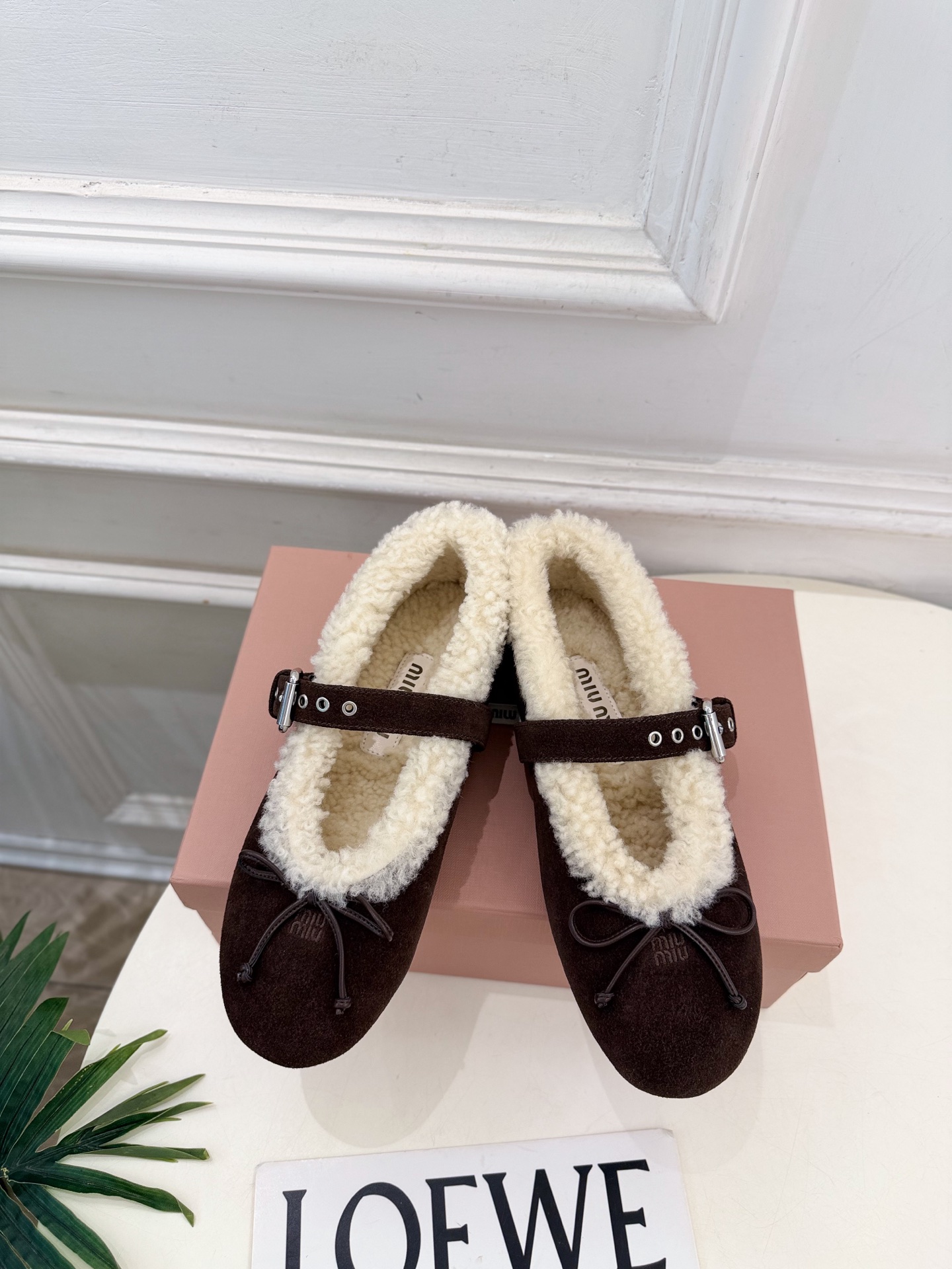 Miu Miu | 缪缪 26𝐬𝐬 🖤2026秋冬新品 专柜主打最新走秀款 蝴蝶结玛丽珍平底毛毛鞋 火爆上新! 🍒BS Miu Miu | 缪缪 26𝐬𝐬 🖤2026秋冬新品 专柜主打最新走秀款 蝴蝶结玛丽珍平底毛毛鞋 火爆上新! 🍒BS