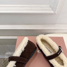 Miu Miu | 缪缪 26𝐬𝐬 🖤2026秋冬新品 专柜主打最新走秀款 蝴蝶结玛丽珍平底毛毛鞋 火爆上新! 🍒BS Miu Miu | 缪缪 26𝐬𝐬 🖤2026秋冬新品 专柜主打最新走秀款 蝴蝶结玛丽珍平底毛毛鞋 火爆上新! 🍒BS
