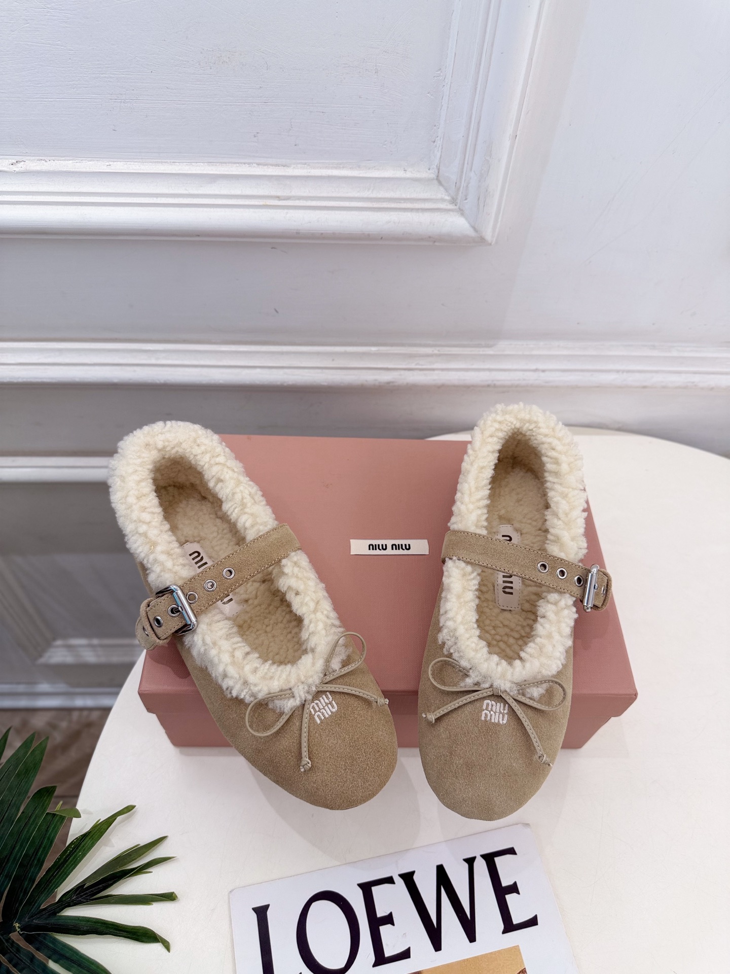 Miu Miu | 缪缪  26𝐬𝐬 🖤2026秋冬新品 专柜主打最新走秀款 蝴蝶结玛丽珍平底毛毛鞋 火爆上新！ 🍒BS
