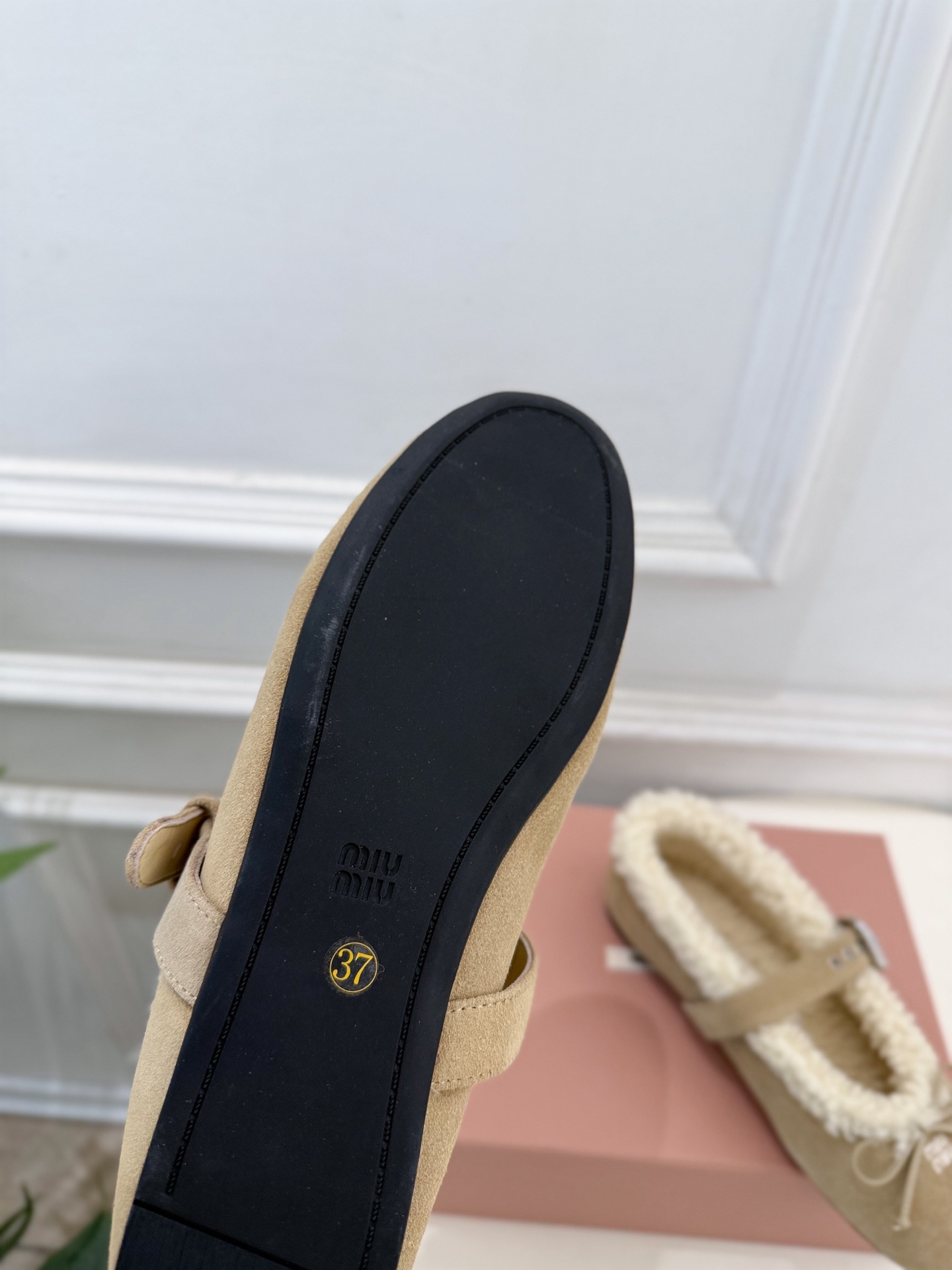 Miu Miu | 缪缪  26𝐬𝐬 🖤2026秋冬新品 专柜主打最新走秀款 蝴蝶结玛丽珍平底毛毛鞋 火爆上新！ 🍒BS
