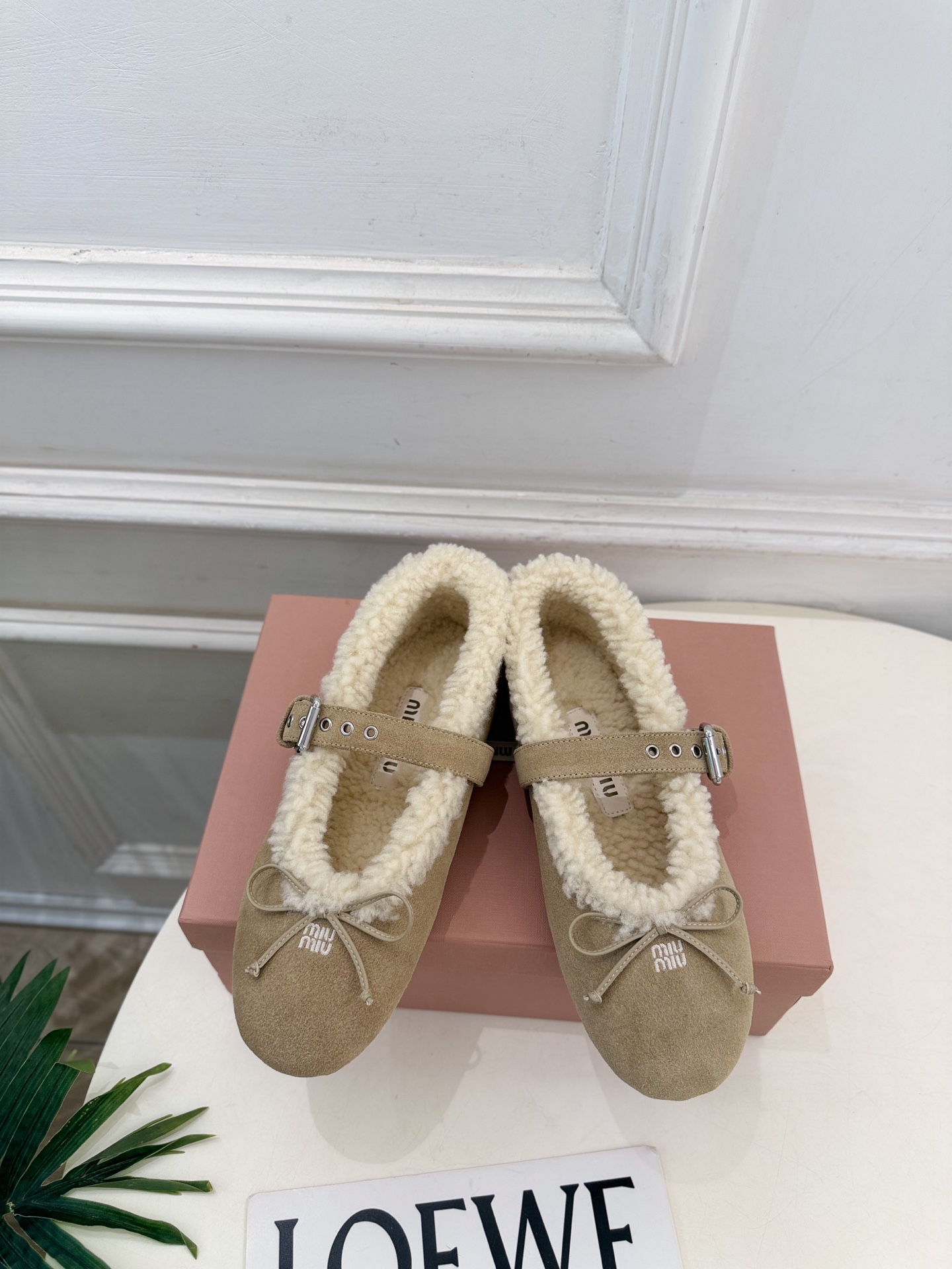 Miu Miu | 缪缪 26𝐬𝐬 🖤2026秋冬新品 专柜主打最新走秀款 蝴蝶结玛丽珍平底毛毛鞋 火爆上新! 🍒BS Miu Miu | 缪缪 26𝐬𝐬 🖤2026秋冬新品 专柜主打最新走秀款 蝴蝶结玛丽珍平底毛毛鞋 火爆上新! 🍒BS