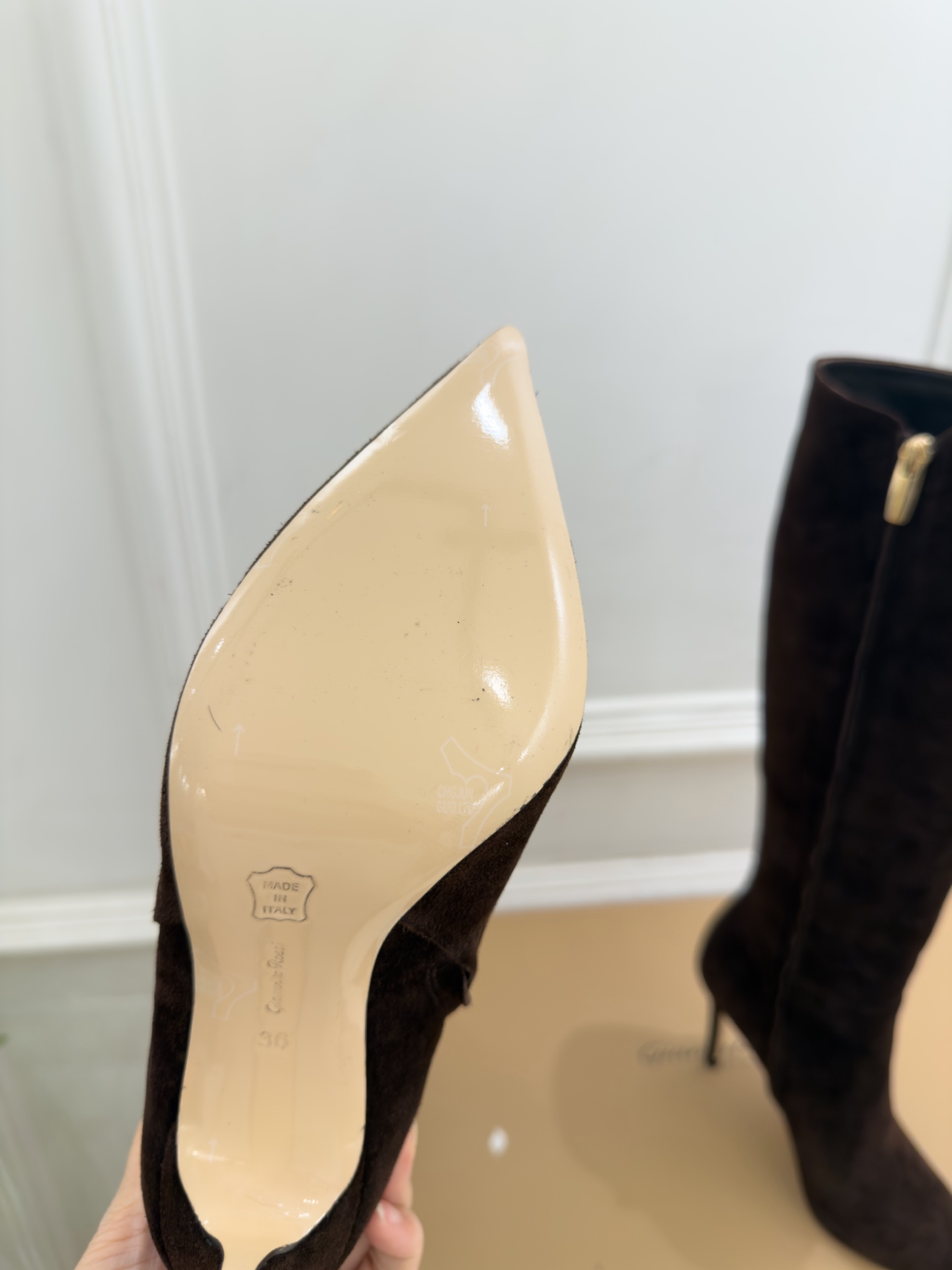 Gianvito Rossi｜吉安维托·罗西  26𝐬𝐬 2026秋冬新品 GR复古尖头侧拉链高跟长靴 火爆上新！ 这鞋