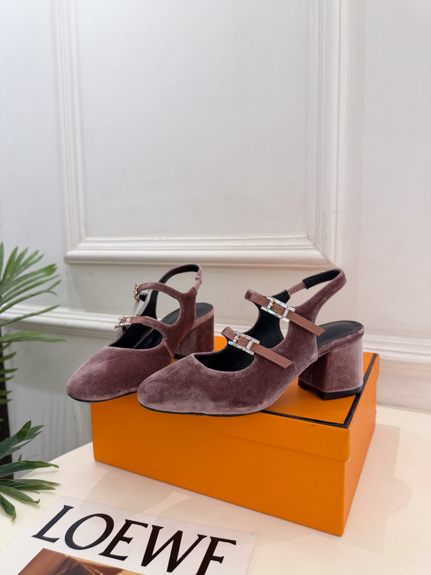🐎𝐇𝐄𝐑𝐌𝐄* 爱玛仕 26𝐬𝐬  🌈2026秋冬新品 专柜新款 H型双扣带露跟粗跟凉鞋系列〰 ◽鞋面：原版特定小牛皮/