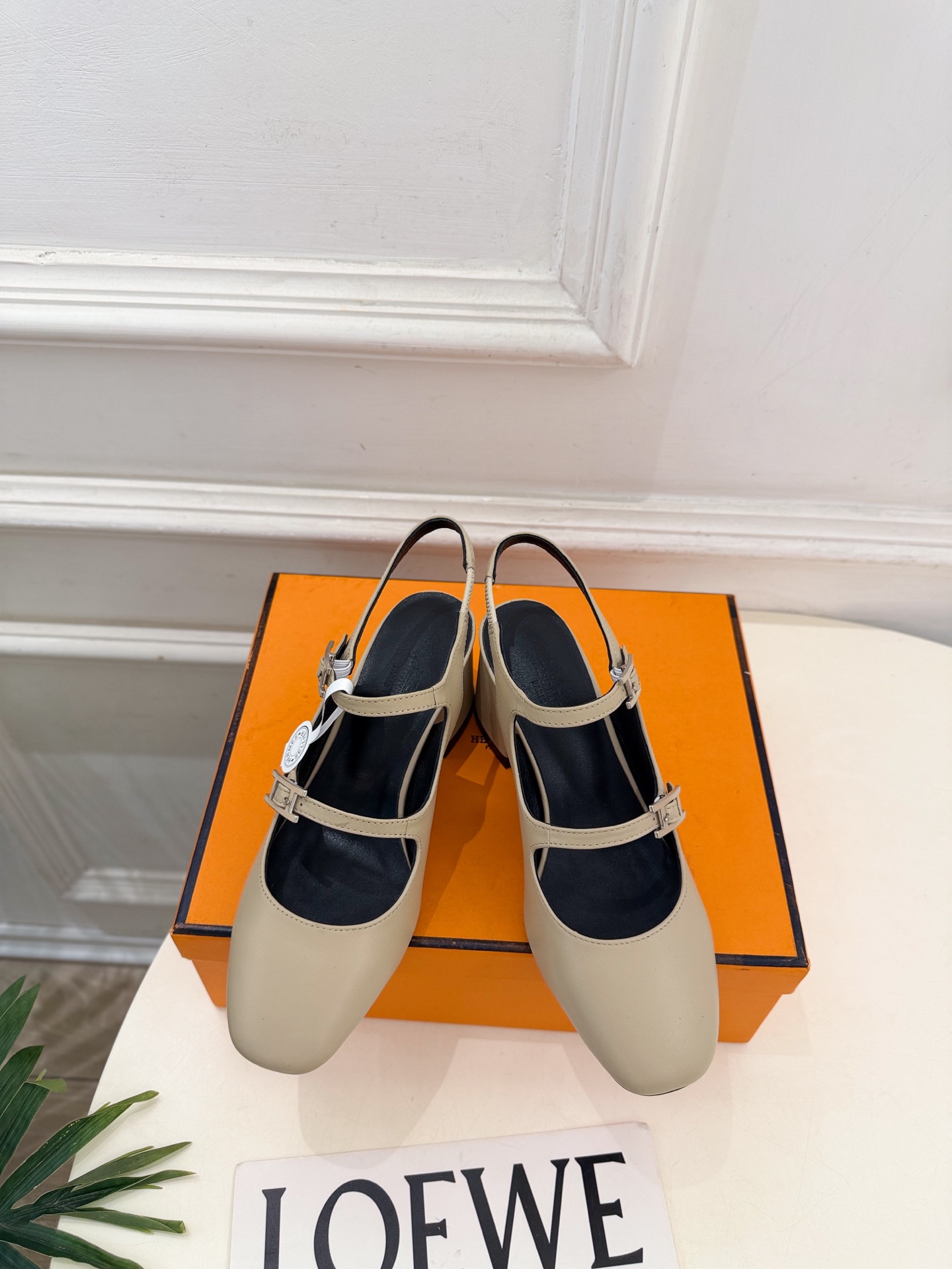🐎𝐇𝐄𝐑𝐌𝐄* 爱玛仕 26𝐬𝐬 🌈2026秋冬新品 专柜新款 H型双扣带露跟粗跟凉鞋系列〰 ◽鞋面:原版特定小牛皮/ 🐎𝐇𝐄𝐑𝐌𝐄* 爱玛仕 26𝐬𝐬 🌈2026秋冬新品 专柜新款 H型双扣带露跟粗跟凉鞋系列〰 ◽鞋面:原版特定小牛皮/
