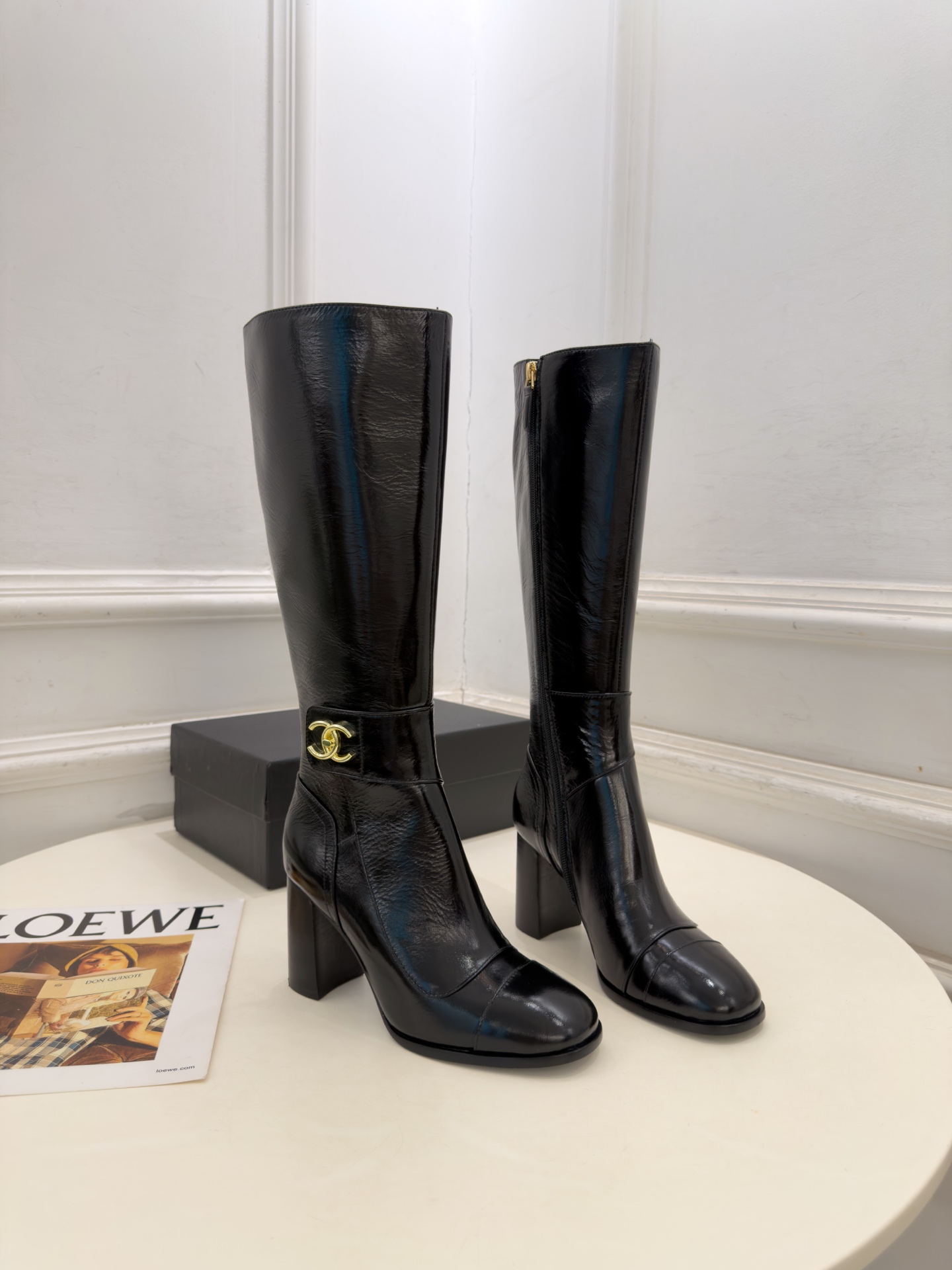 𝐂𝐇𝐀𝐍𝐄𝐋 | 小香 26𝐬𝐬  🦋2026 秋冬新品 专柜经典走秀款 小香双C书包扣粗跟短靴 长靴系列上新〰 🍬 B