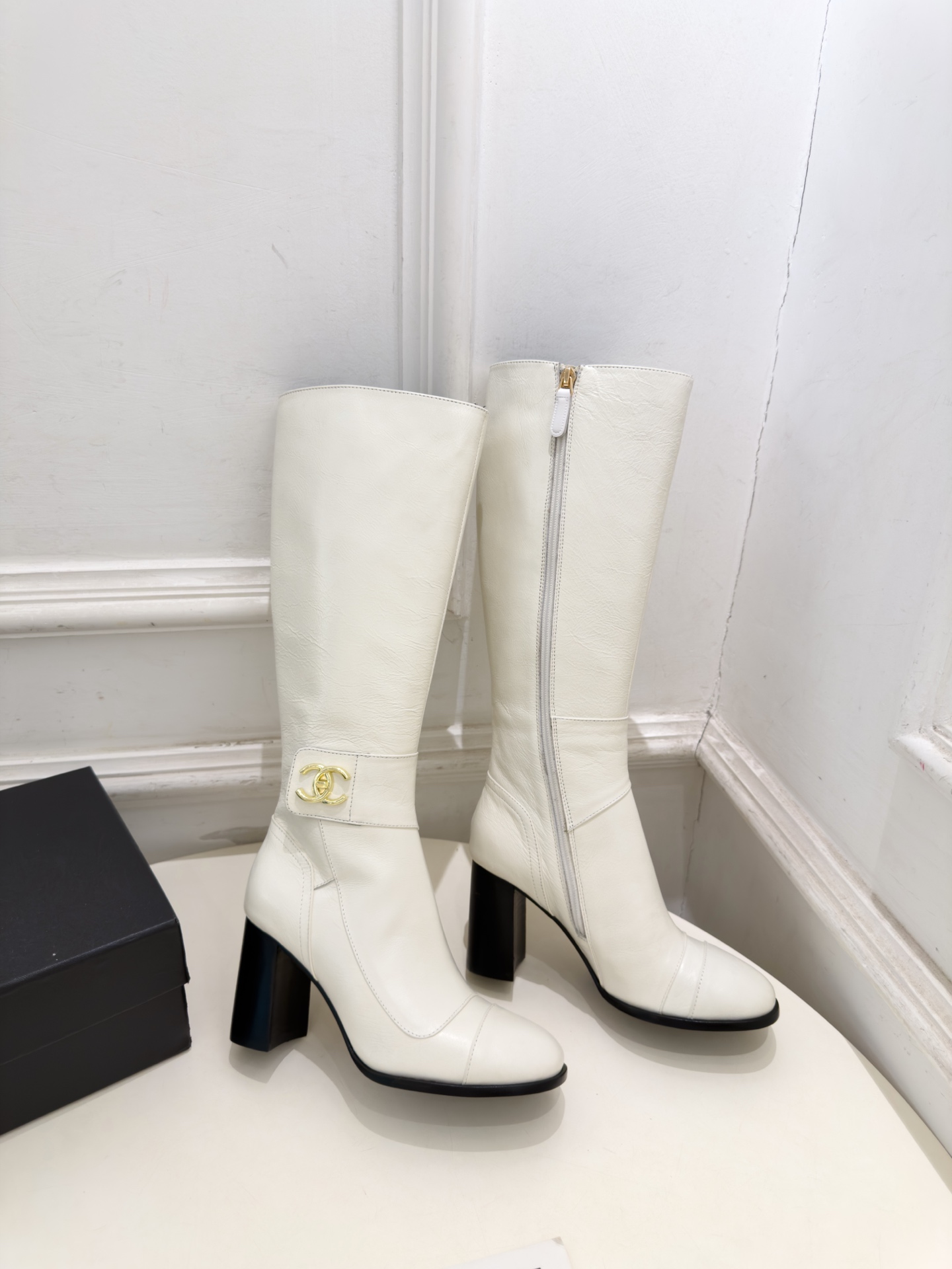 𝐂𝐇𝐀𝐍𝐄𝐋 | 小香 26𝐬𝐬  🦋2026 秋冬新品 专柜经典走秀款 小香双C书包扣粗跟短靴 长靴系列上新〰 🍬 B