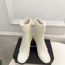 𝐂𝐇𝐀𝐍𝐄𝐋 | 小香 26𝐬𝐬 🦋2026 秋冬新品 专柜经典走秀款 小香双C书包扣粗跟短靴 长靴系列上新〰 🍬 B 𝐂𝐇𝐀𝐍𝐄𝐋 | 小香 26𝐬𝐬 🦋2026 秋冬新品 专柜经典走秀款 小香双C书包扣粗跟短靴 长靴系列上新〰 🍬 B