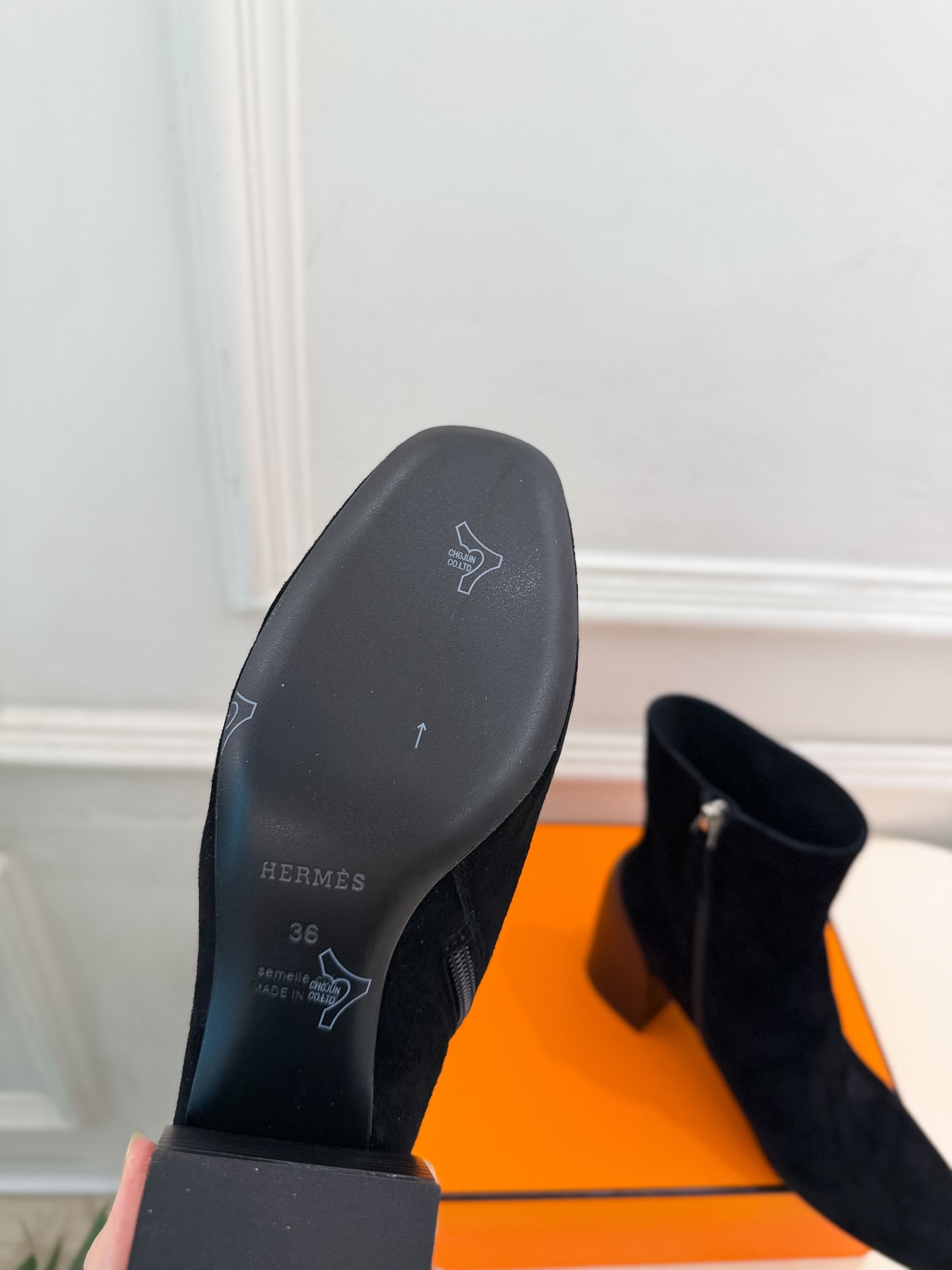 🐎𝐇𝐄𝐑𝐌𝐄* 爱玛仕 26𝐬𝐬 🌈专柜新款 2026秋冬新品 极简复古侧拉链粗跟短靴 系列〰 ◽鞋面:原版特定制牛皮 🐎𝐇𝐄𝐑𝐌𝐄* 爱玛仕 26𝐬𝐬 🌈专柜新款 2026秋冬新品 极简复古侧拉链粗跟短靴 系列〰 ◽鞋面:原版特定制牛皮