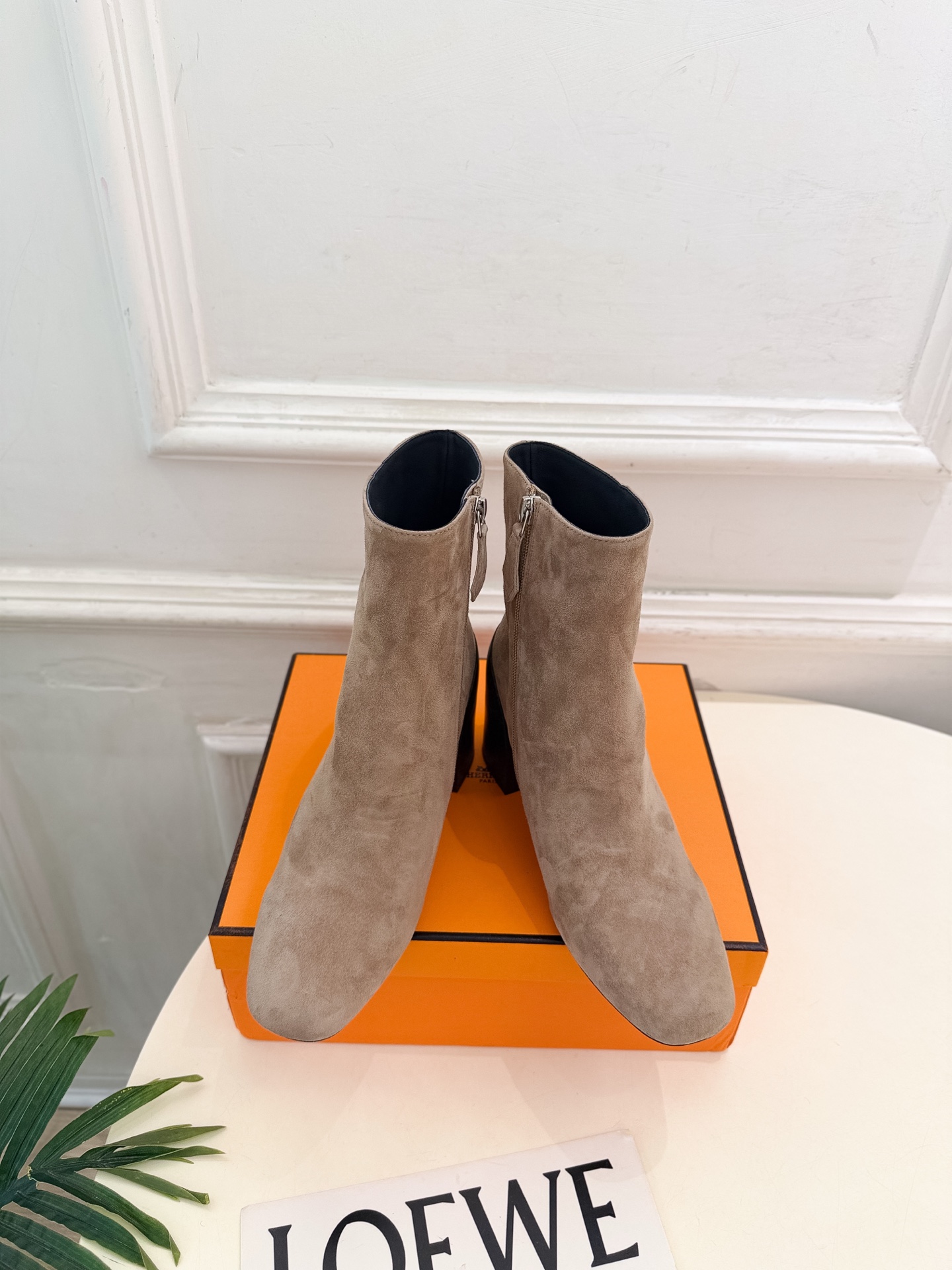 🐎𝐇𝐄𝐑𝐌𝐄* 爱玛仕 26𝐬𝐬 🌈专柜新款 2026秋冬新品 极简复古侧拉链粗跟短靴 系列〰 ◽鞋面:原版特定制牛皮 🐎𝐇𝐄𝐑𝐌𝐄* 爱玛仕 26𝐬𝐬 🌈专柜新款 2026秋冬新品 极简复古侧拉链粗跟短靴 系列〰 ◽鞋面:原版特定制牛皮