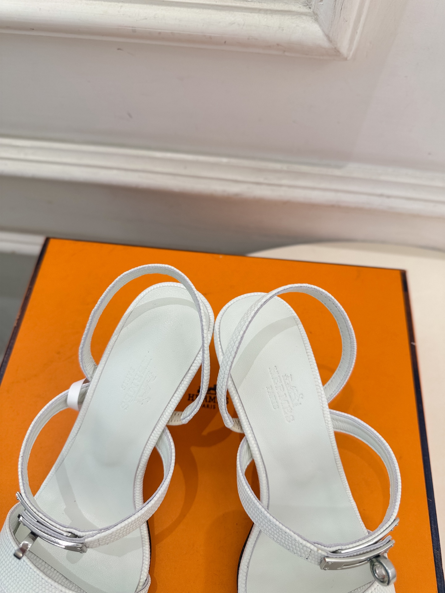 🐎𝐇𝐄𝐑𝐌𝐄* 爱玛仕 26𝐬𝐬 🌈2026新品 专柜新款 经典kelly扣一字带高跟凉鞋 系列〰 ◽鞋面:原版特定制 🐎𝐇𝐄𝐑𝐌𝐄* 爱玛仕 26𝐬𝐬 🌈2026新品 专柜新款 经典kelly扣一字带高跟凉鞋 系列〰 ◽鞋面:原版特定制