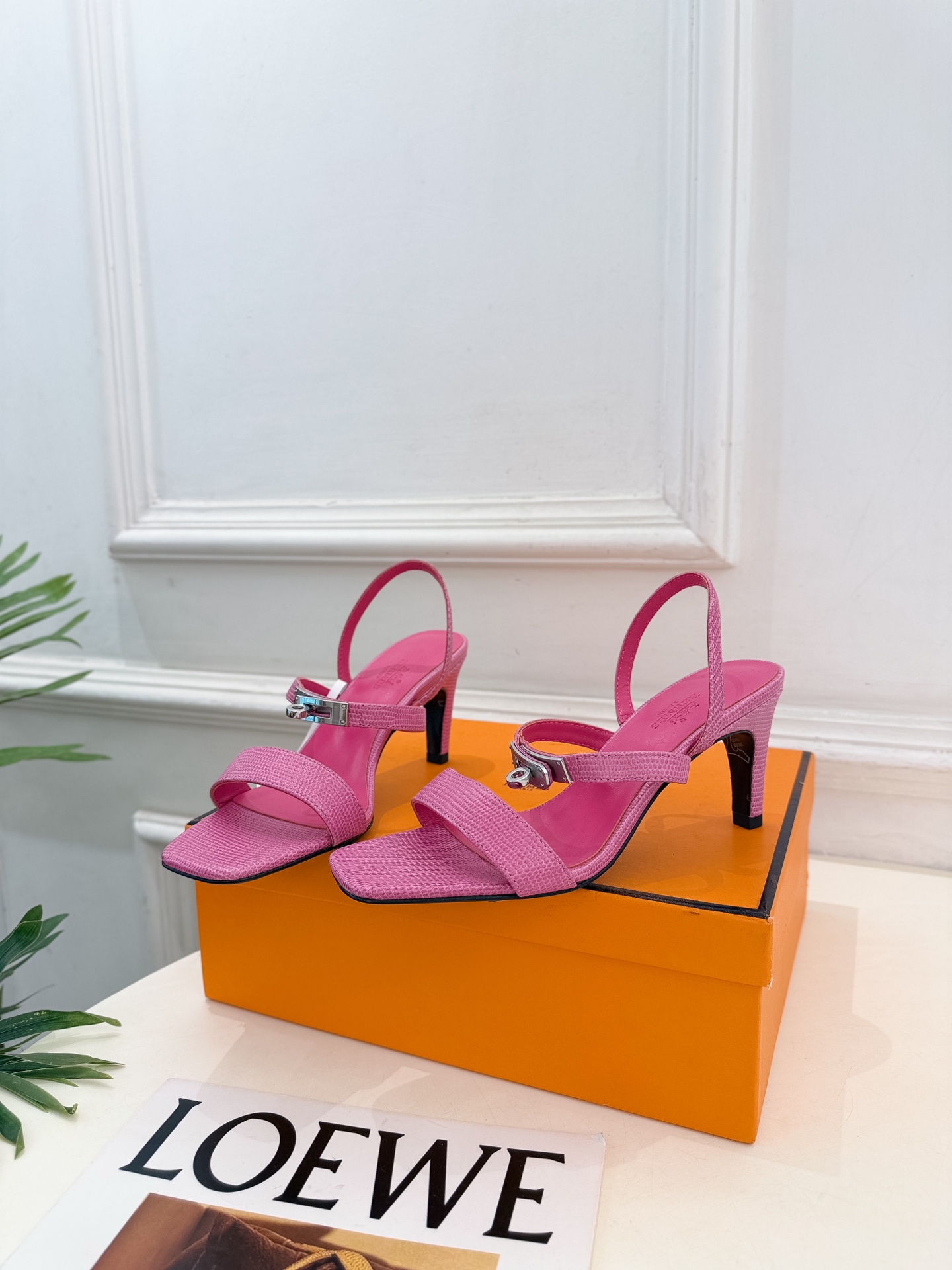 🐎𝐇𝐄𝐑𝐌𝐄* 爱玛仕 26𝐬𝐬  🌈2026新品 专柜新款 经典kelly扣一字带高跟凉鞋 系列〰 ◽鞋面：原版特定制