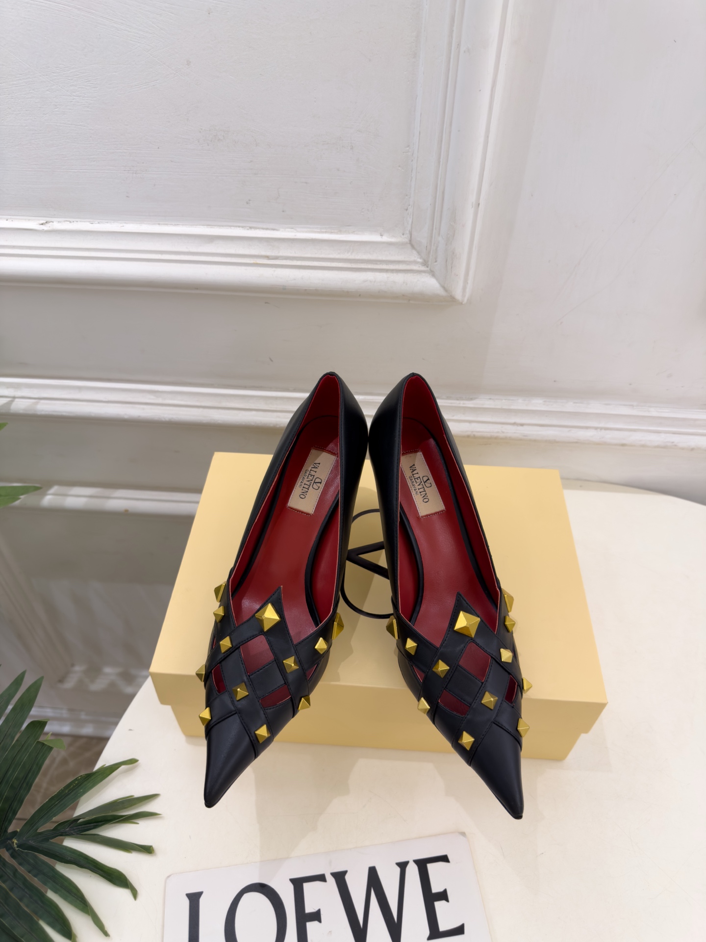 Valentino 华伦天奴 26𝐬𝐬  2026秋冬新品 VT鉚钉尖头镂空高跟鞋 上新☑️ —————————————
