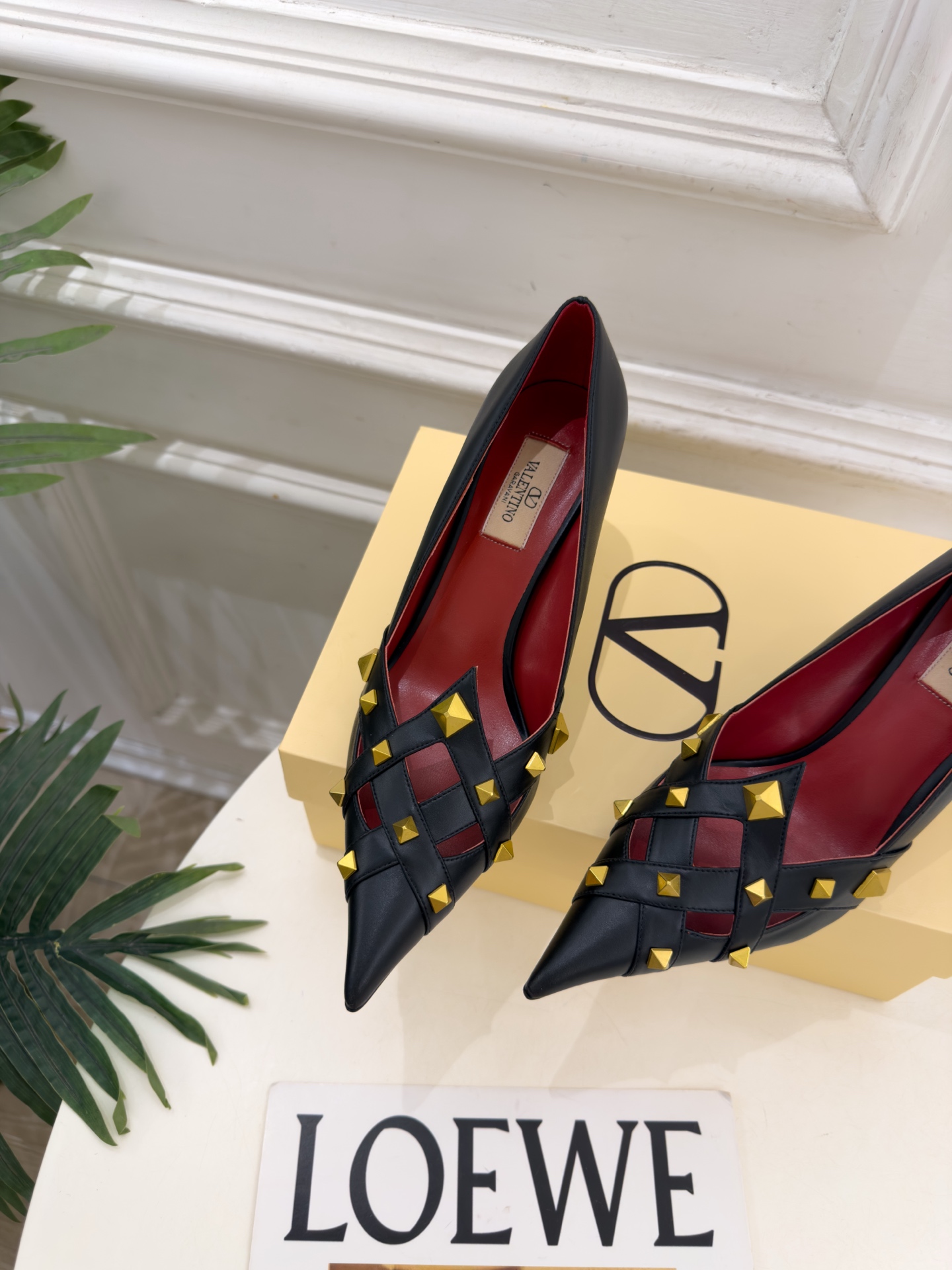 Valentino 华伦天奴 26𝐬𝐬  2026秋冬新品 VT鉚钉尖头镂空高跟鞋 上新☑️ —————————————