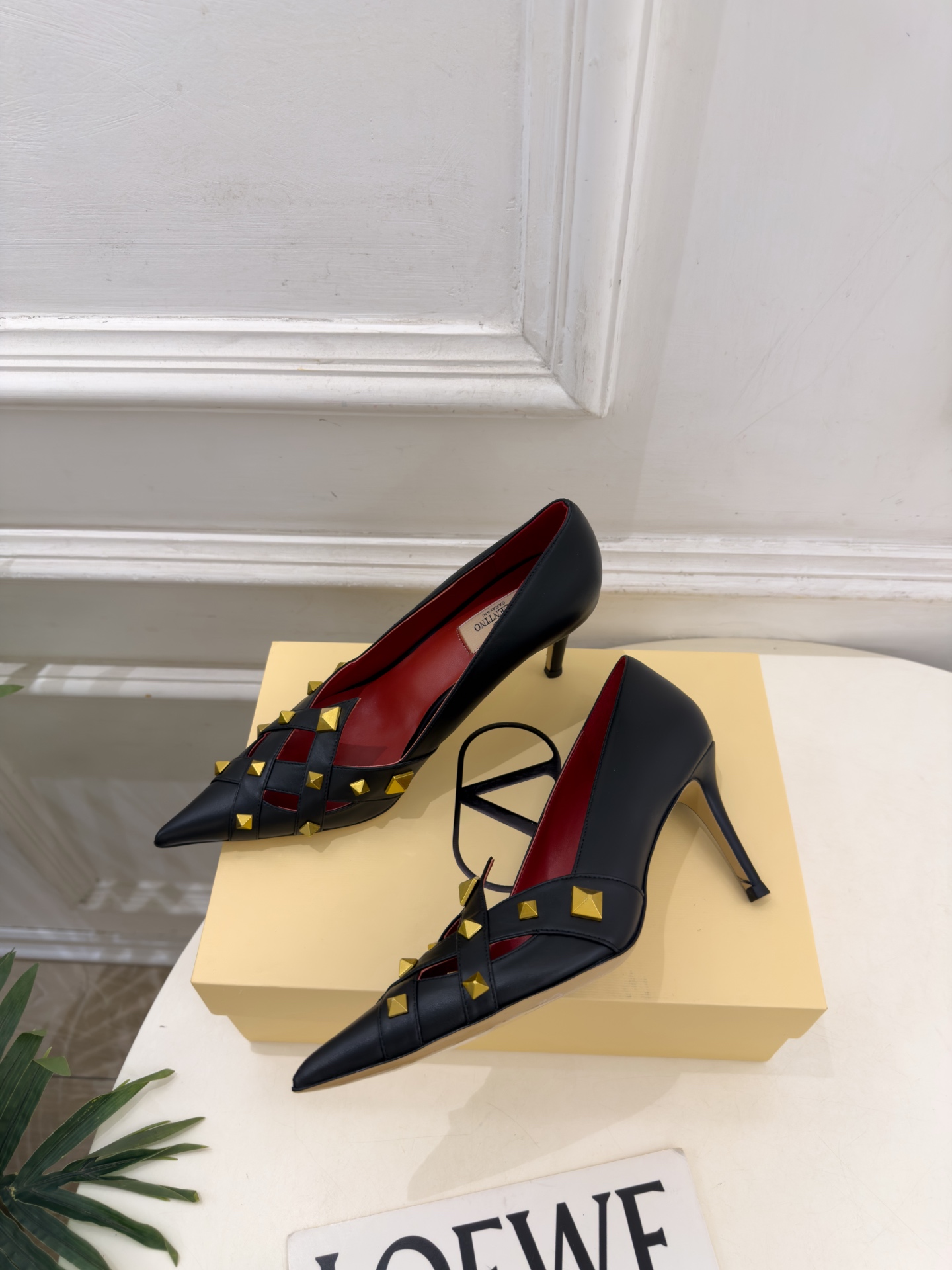 Valentino 华伦天奴 26𝐬𝐬  2026秋冬新品 VT鉚钉尖头镂空高跟鞋 上新☑️ —————————————